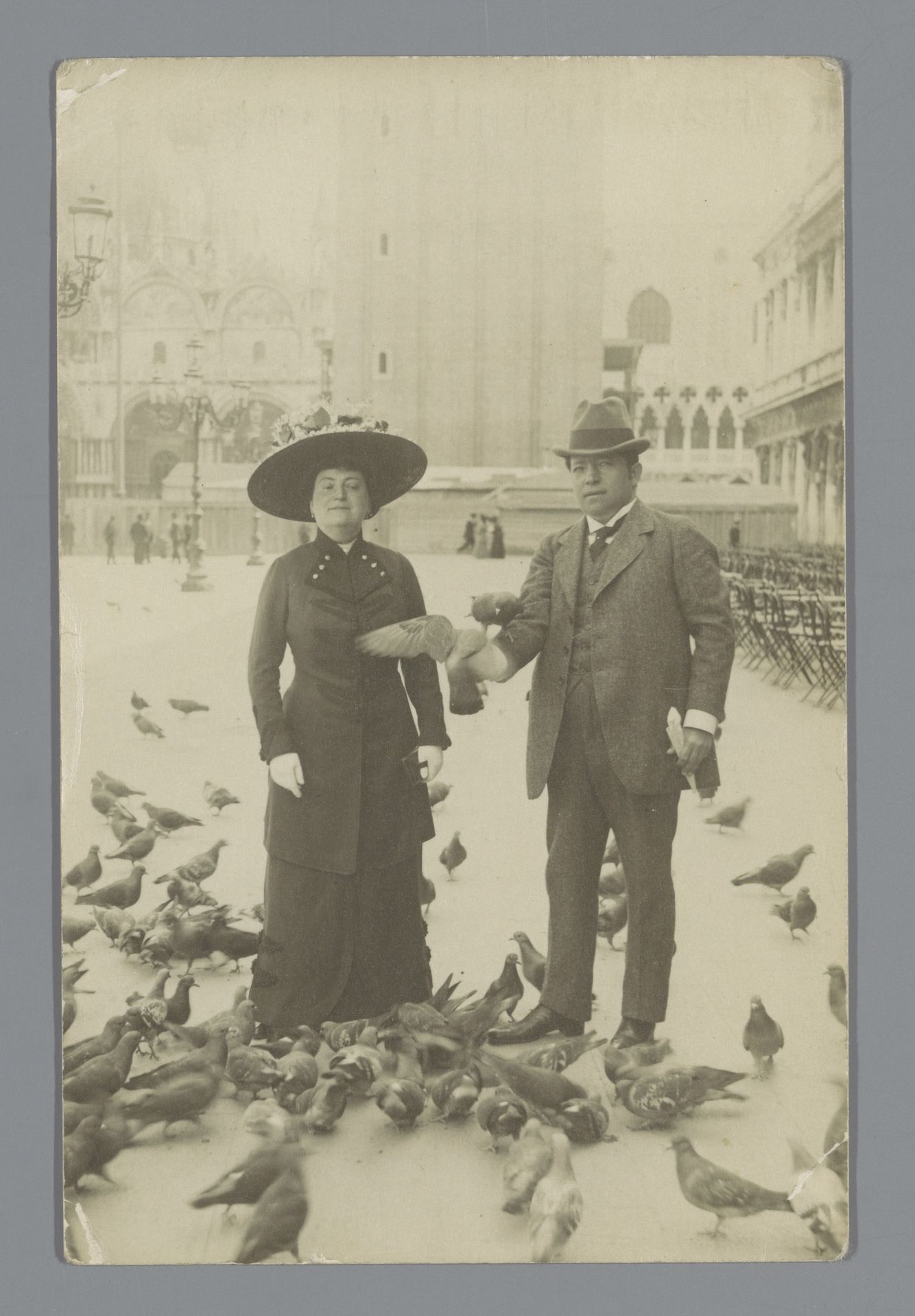 Portret van een onbekende man en vrouw met duiven op het San Marcoplein te Venetië by G. Lorigiola