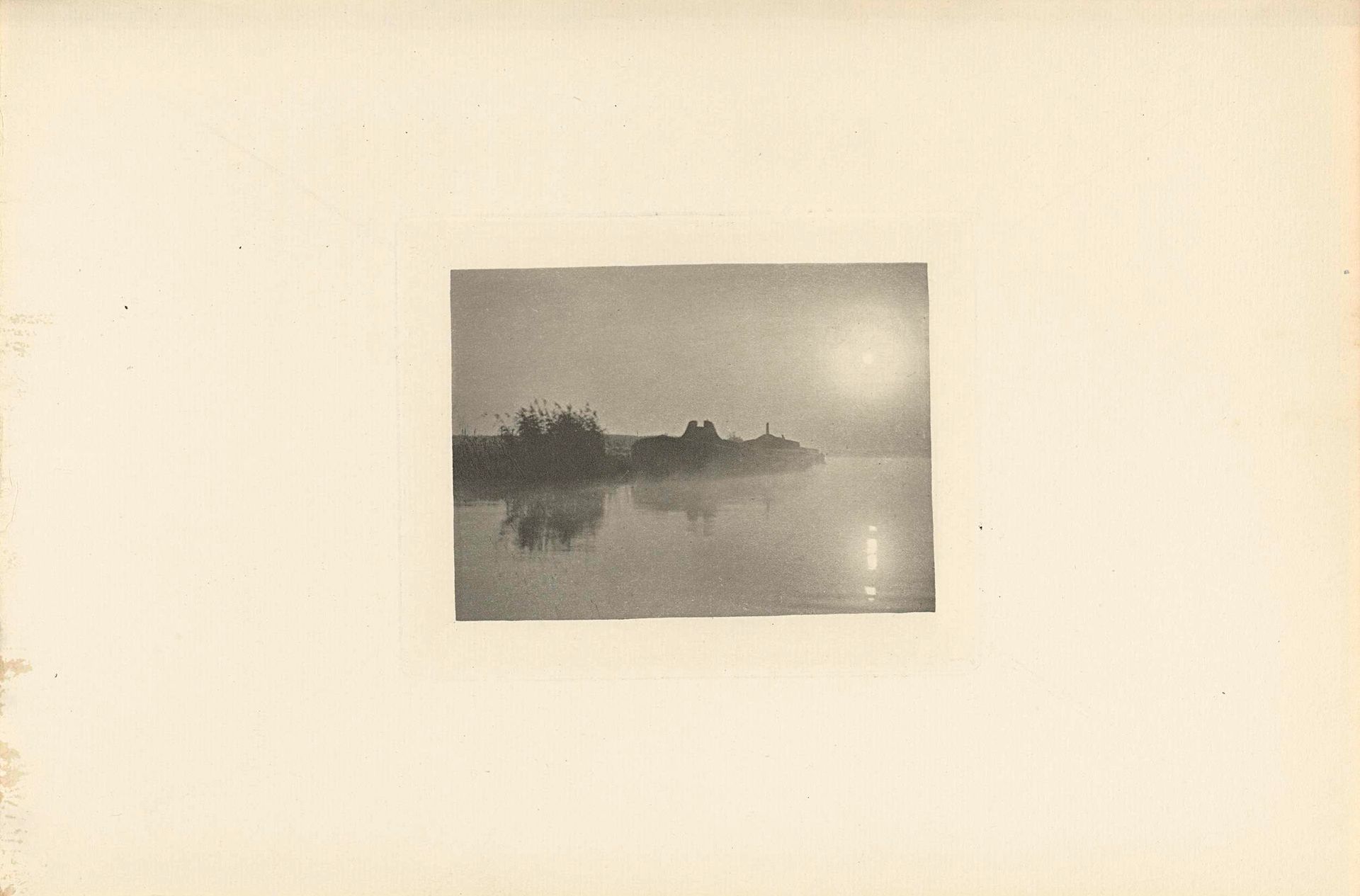 Rivierlandschap in de mist bij het ochtendgloren by Peter Henry Emerson