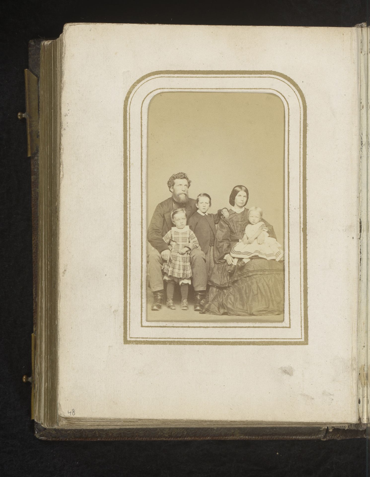 Familieportret van een man, een vrouw en drie kinderen by Rae