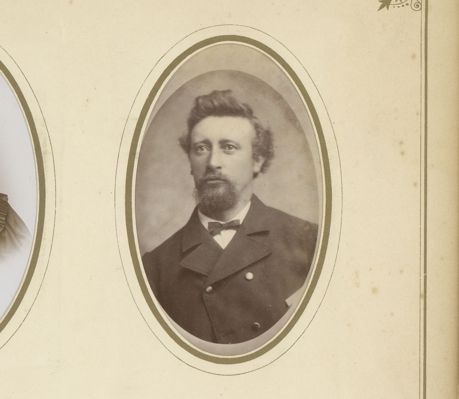 Portret van een man met snor, baard en vlinderstrik by G. Bellisario