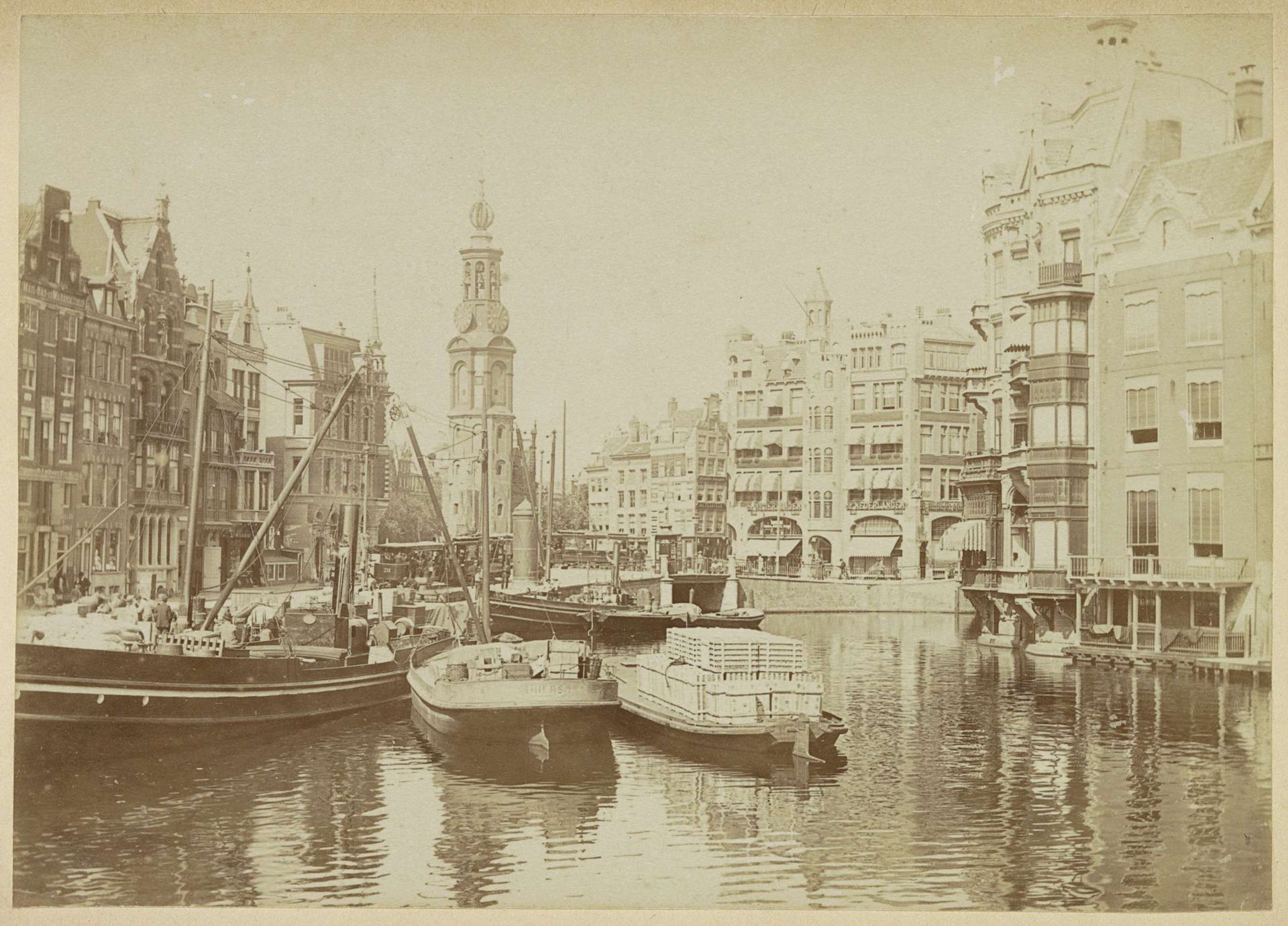 Gezicht op de Binnen-Amstel richting de Munttoren by Andries Jager