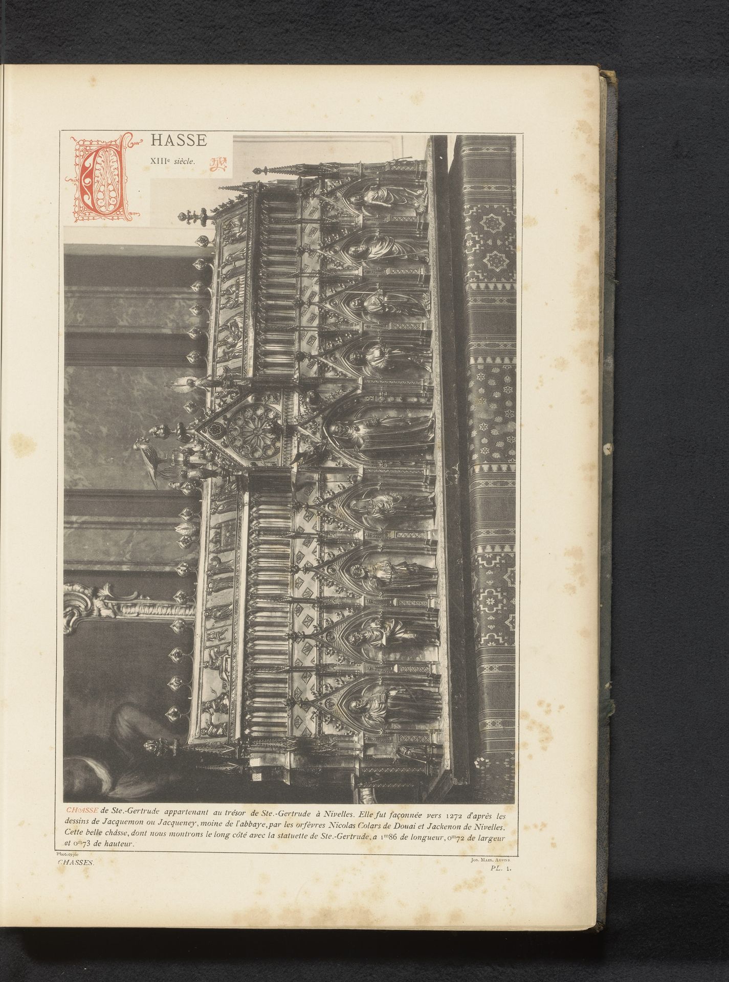 Relikwieënkast van de heilige Gertrudis in de Sint-Gertrudiskerk in Nijvel, België by Anonymous