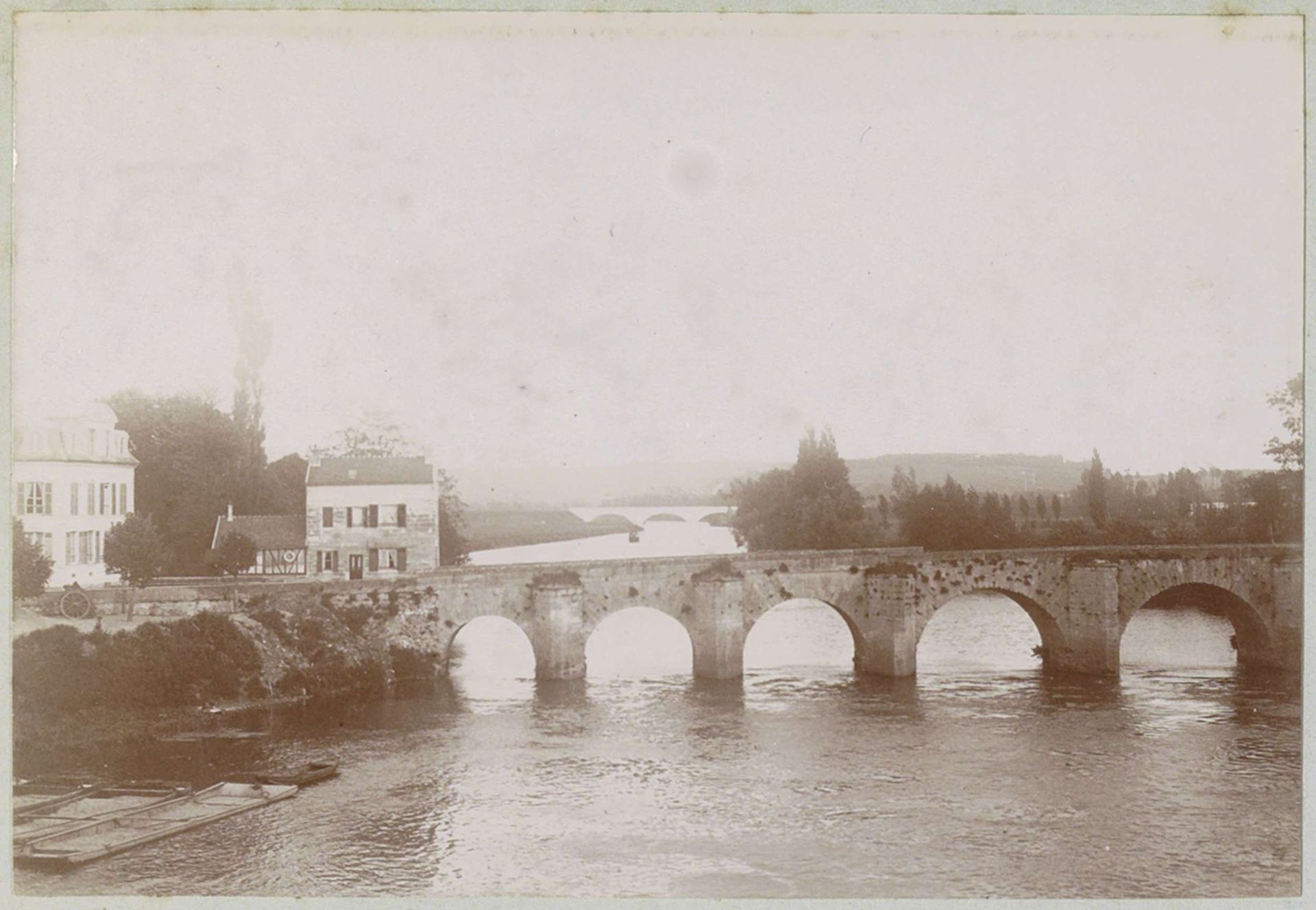 Gezicht op Mantes-la-Jolie met de oude brug over de Seine by Delizy