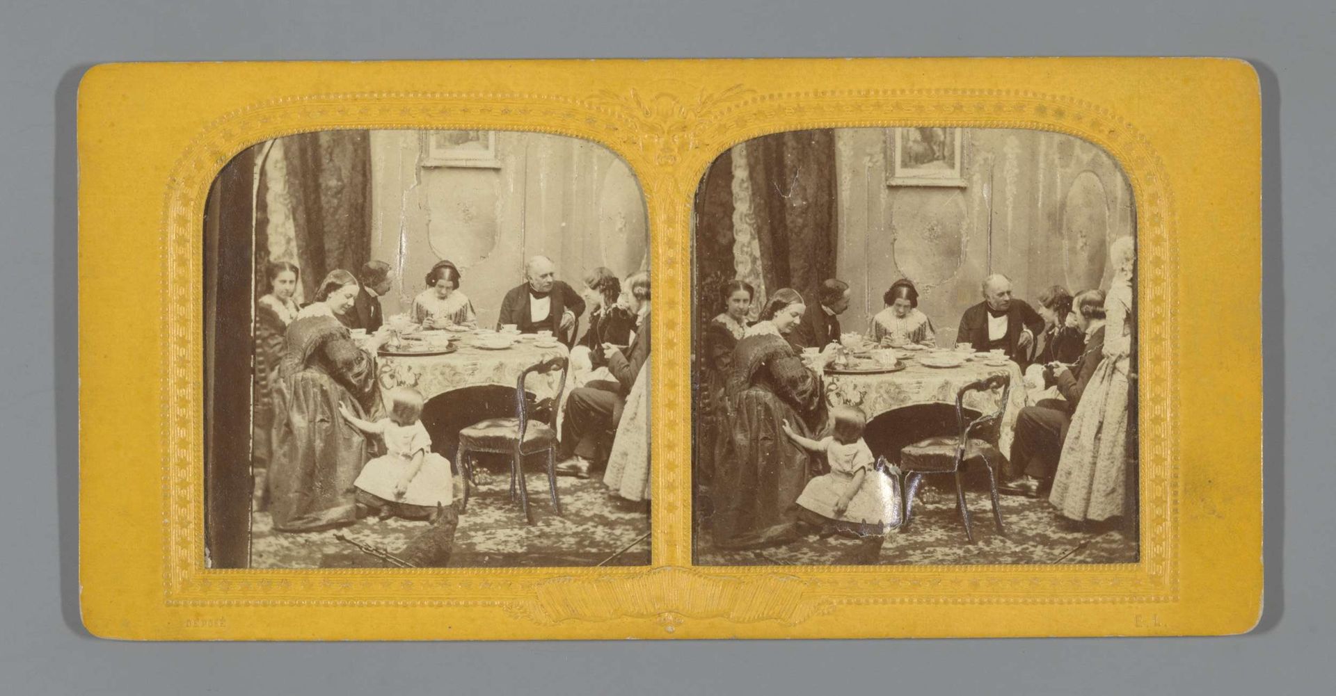Gezelschap rond eettafel by Anonymous