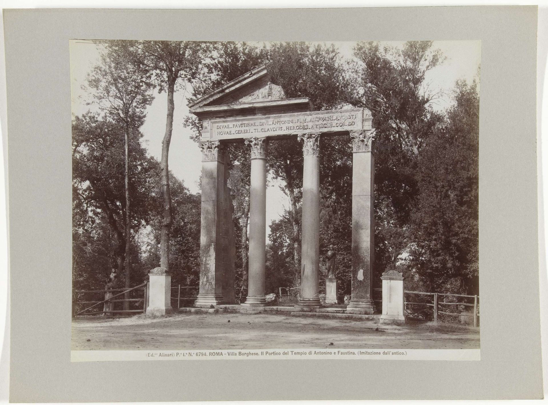 Portico van de tempel van Antonino en Faustina (replica) by Fratelli Alinari