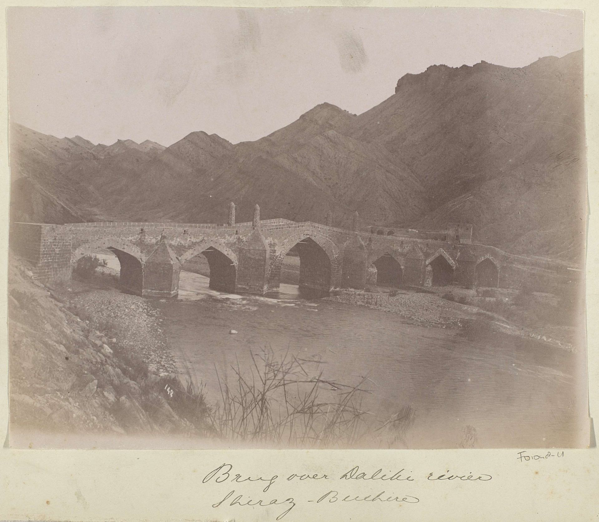 Stenen brug over de rivier de Daliki bij Shiraz-Buchire by Antoine Sevruguin