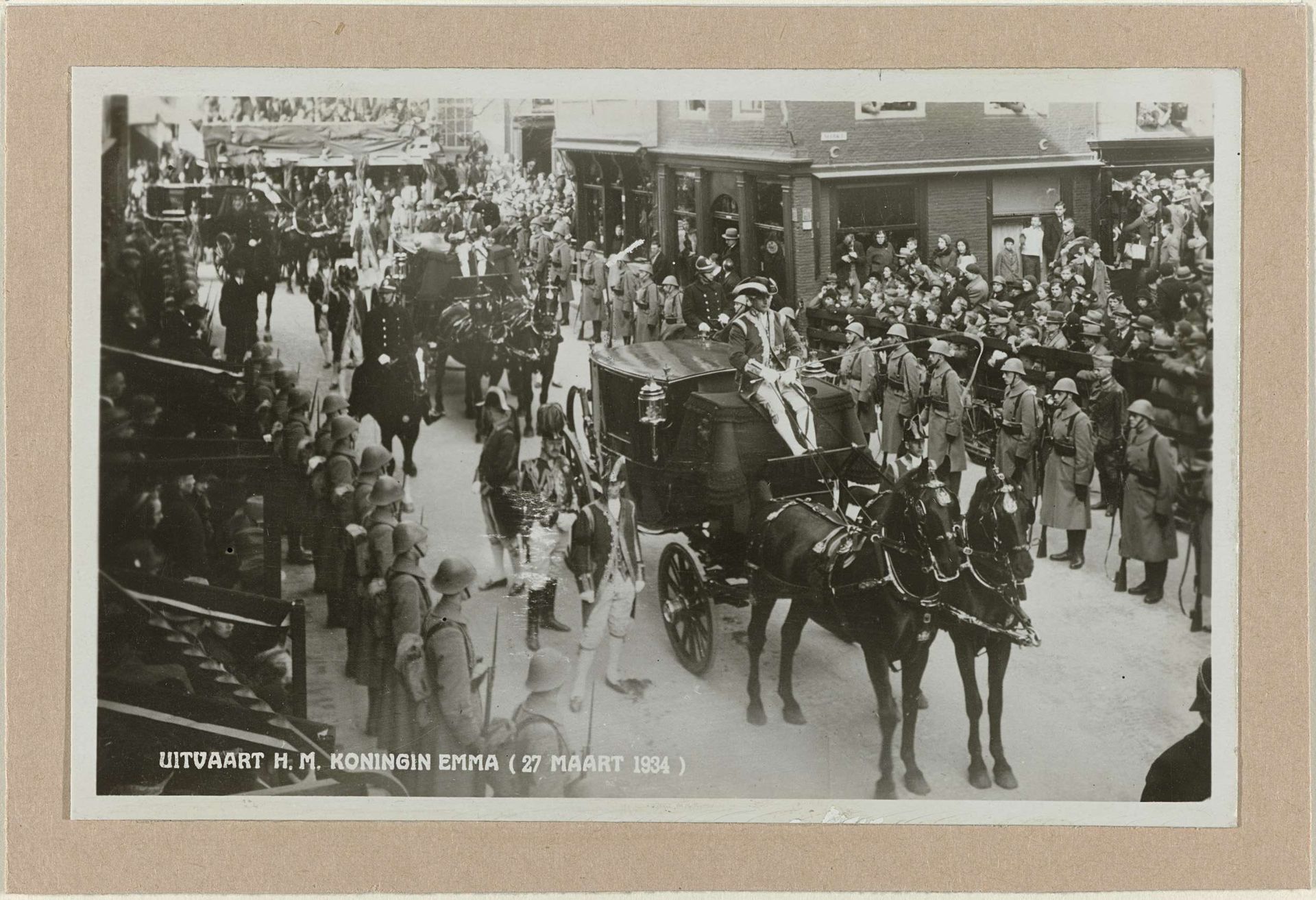 De hofrijtuigen van de buitenlandse vorsten van de begrafenisstoet van Emma, koningin-regentes der Nederlanden, te Delft op 27 maart 1934 by Anonymous