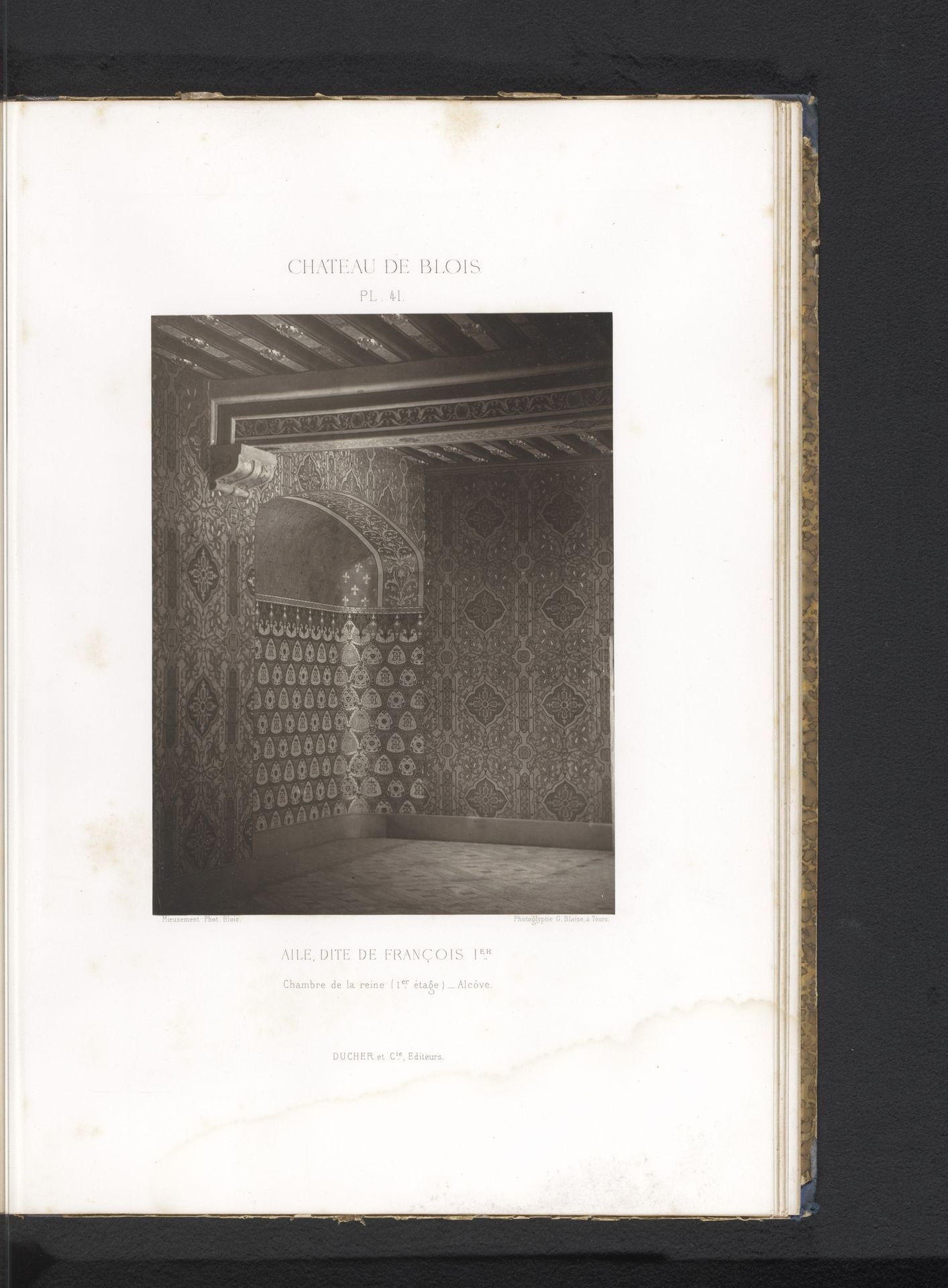 Gezicht op een kamer in de Frans I vleugel van het Kasteel van Blois by Médéric Mieusement