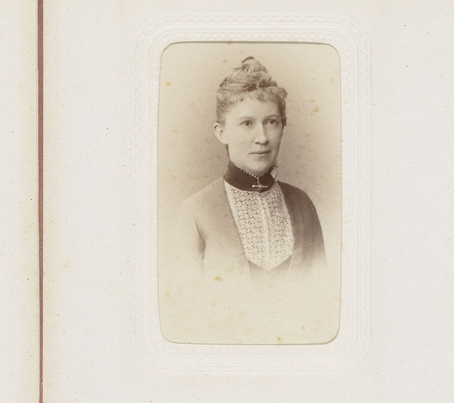 Portret van een vrouw by Louis Oskar Grienwaldt