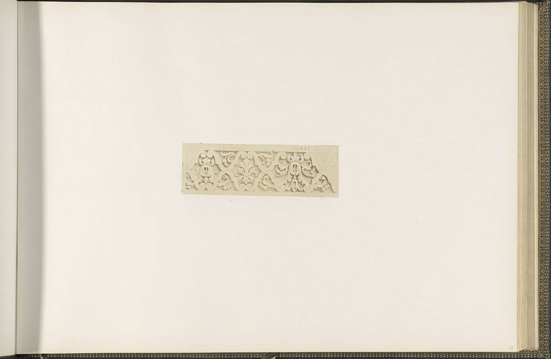 Gipsmodel voor een gevelversiering van de Bibliothèque Impériale van het Palais du Louvre by Edouard Baldus