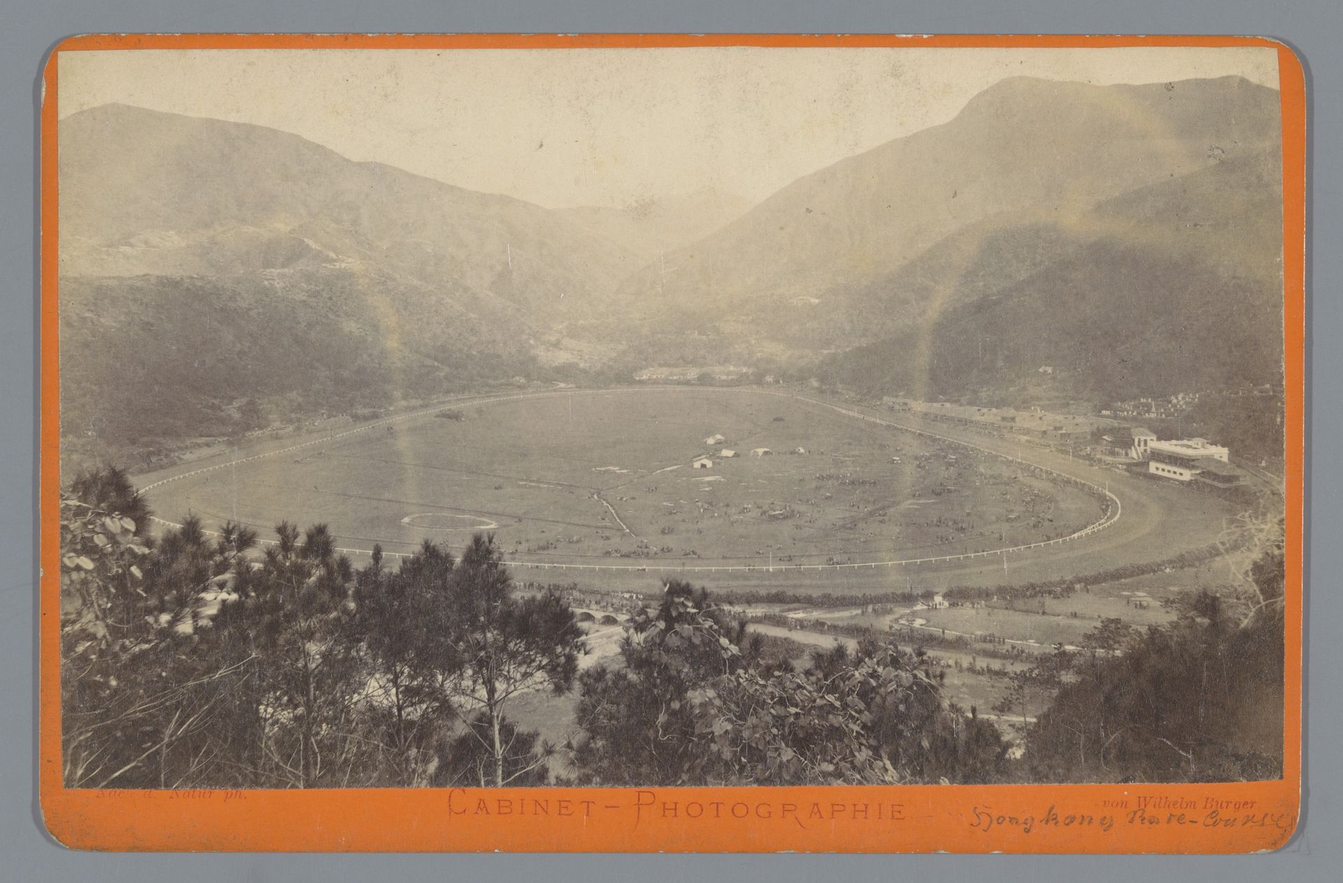 Gezicht op de racebaan van Hongkong by Wilhelm Burger