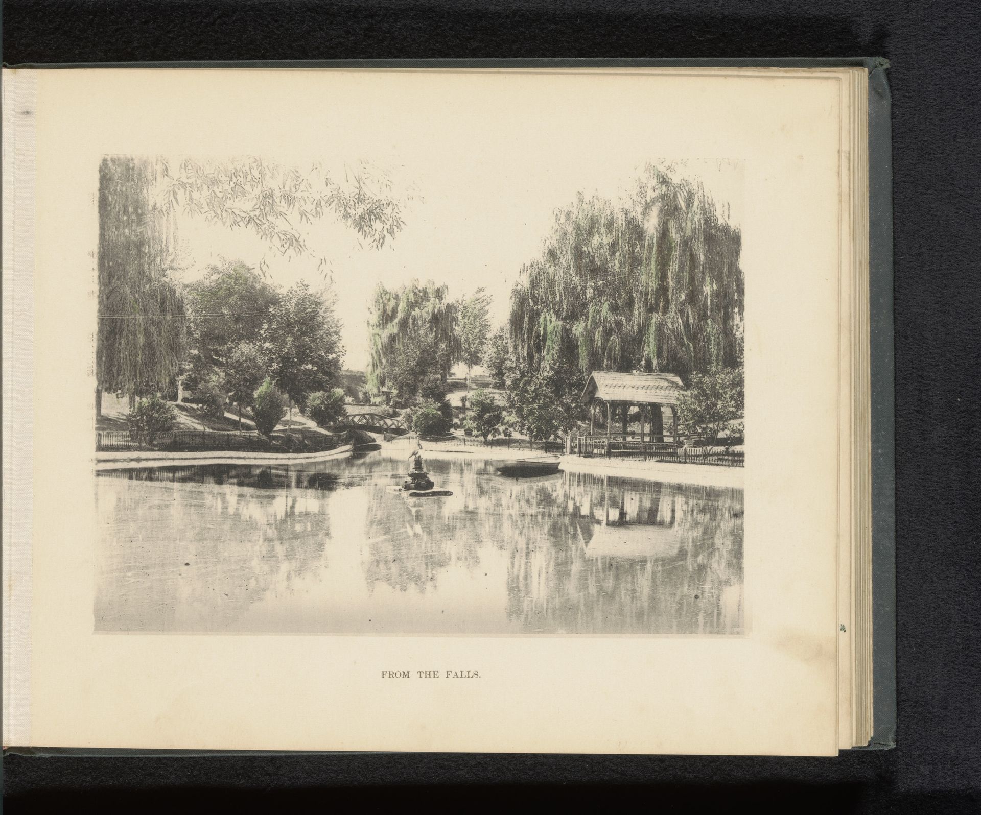 Gezicht op een vijver op het landgoed van George Gill Green in Woodbury by Anonymous