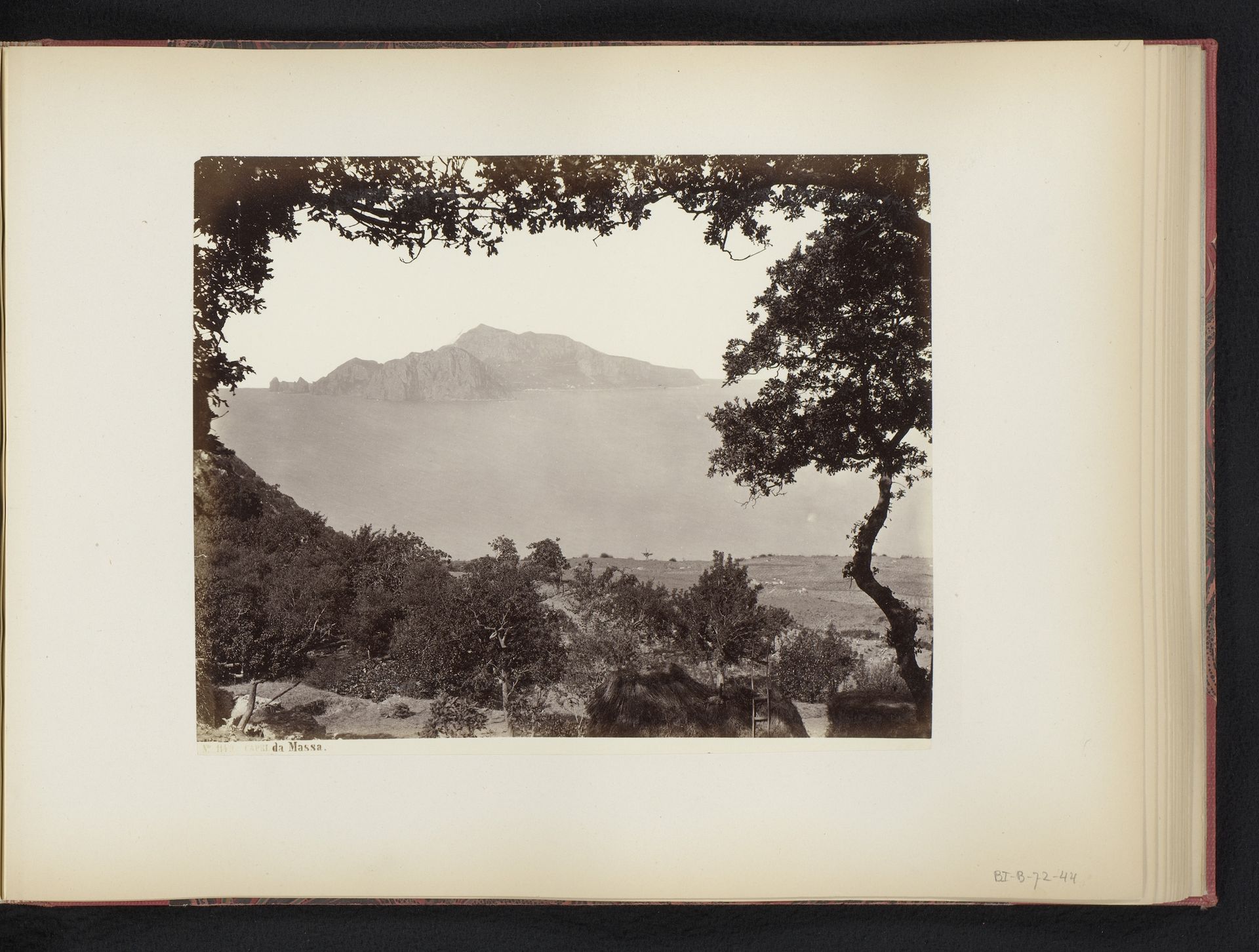 Gezicht op Capri vanaf het vasteland, Italië by Giorgio Sommer