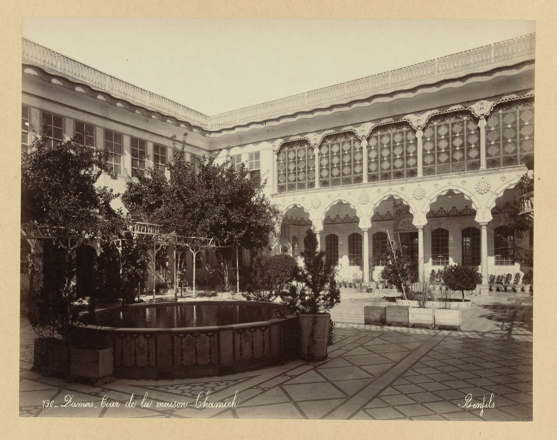 Binnenplaats van het huis Chamieh, Damascus by Félix Bonfils