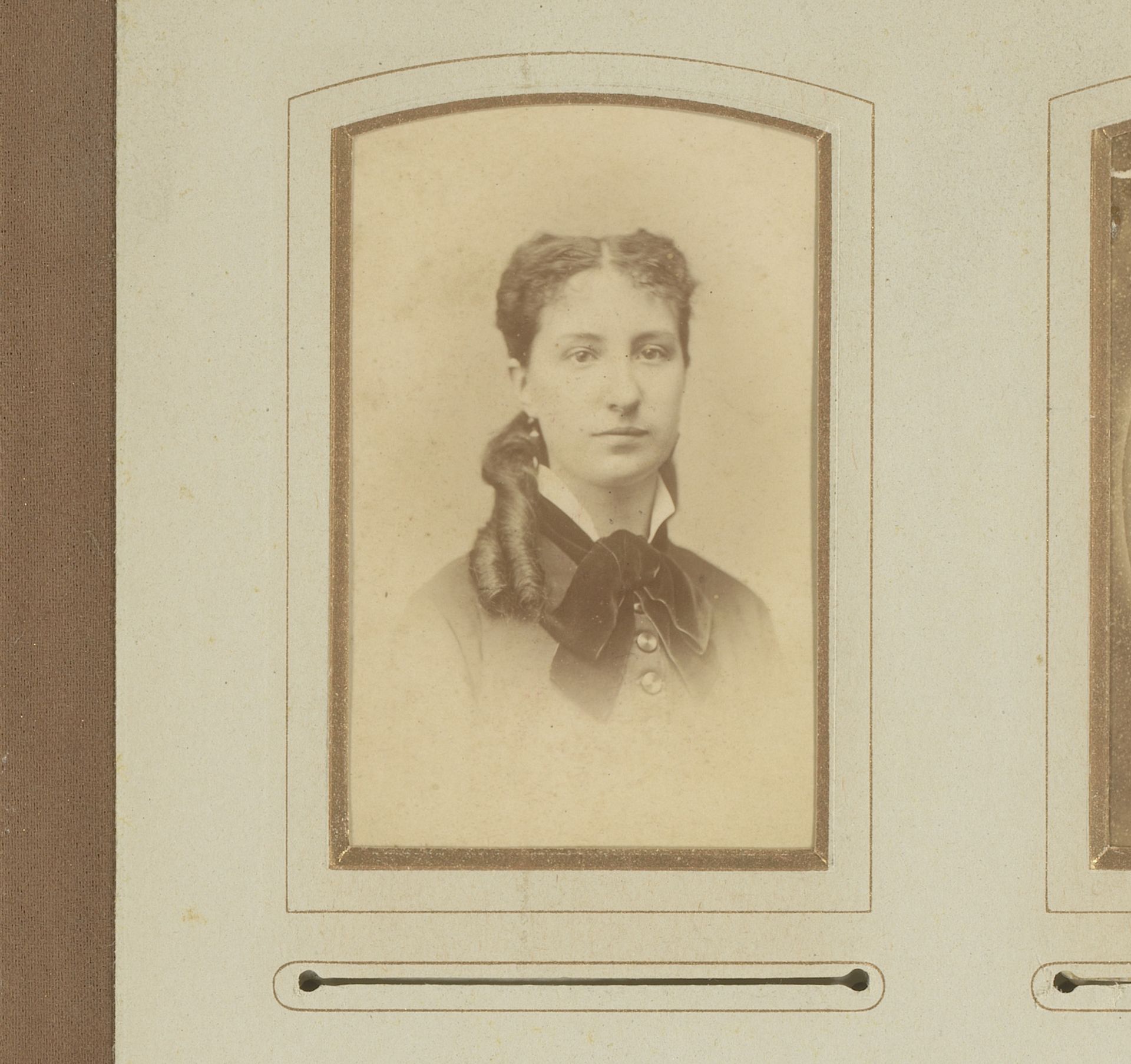 Portret van een vrouw met pijpenkrullen by Photographie Française (Amsterdam)