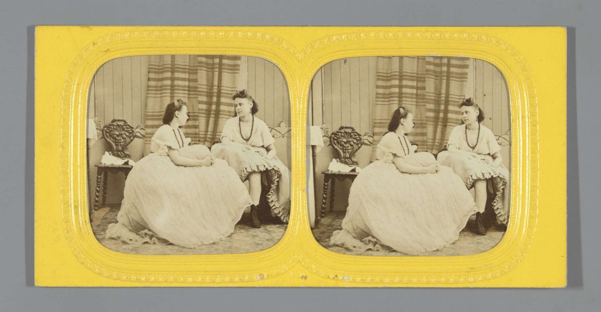 Twee jonge vrouwen in boudoir by Anonymous