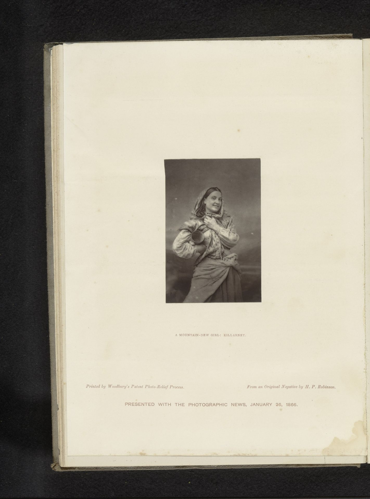 Portret van een onbekende jonge vrouw met een waterkruik by Henry Peach Robinson