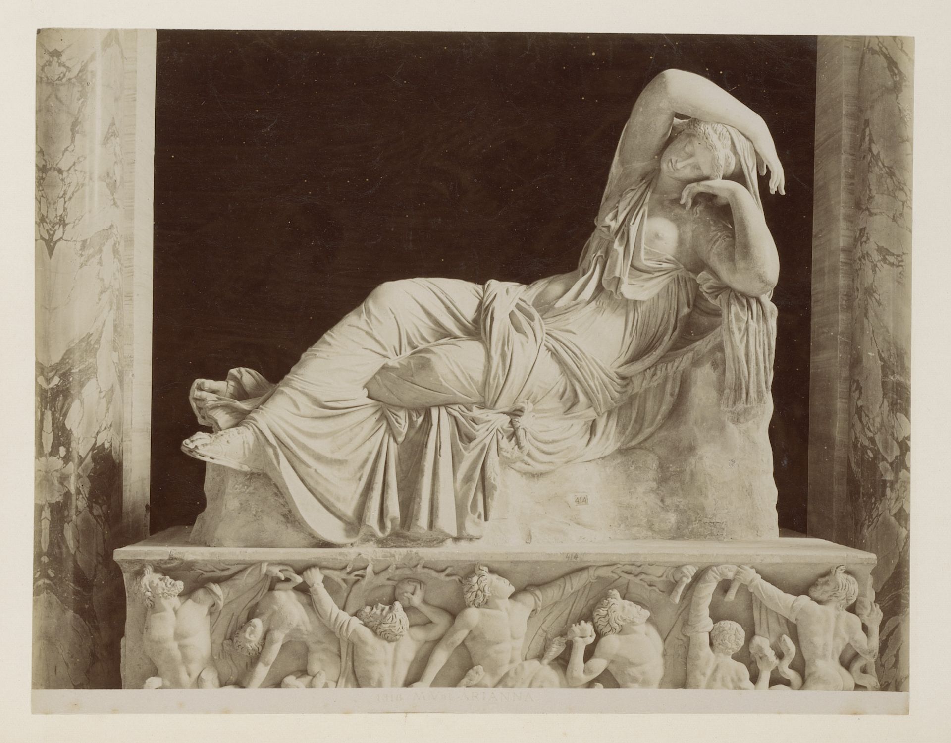 Sculptuur van slapende Ariadne, Vaticaan by James Anderson