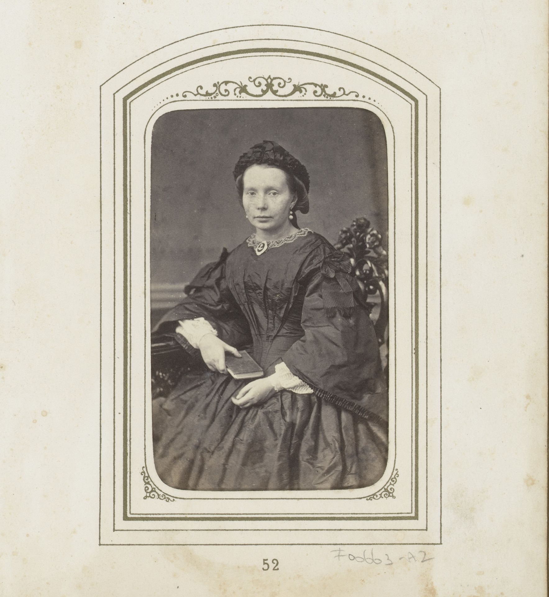 Portret van een zittende vrouw met boek by Eduard Fuchs