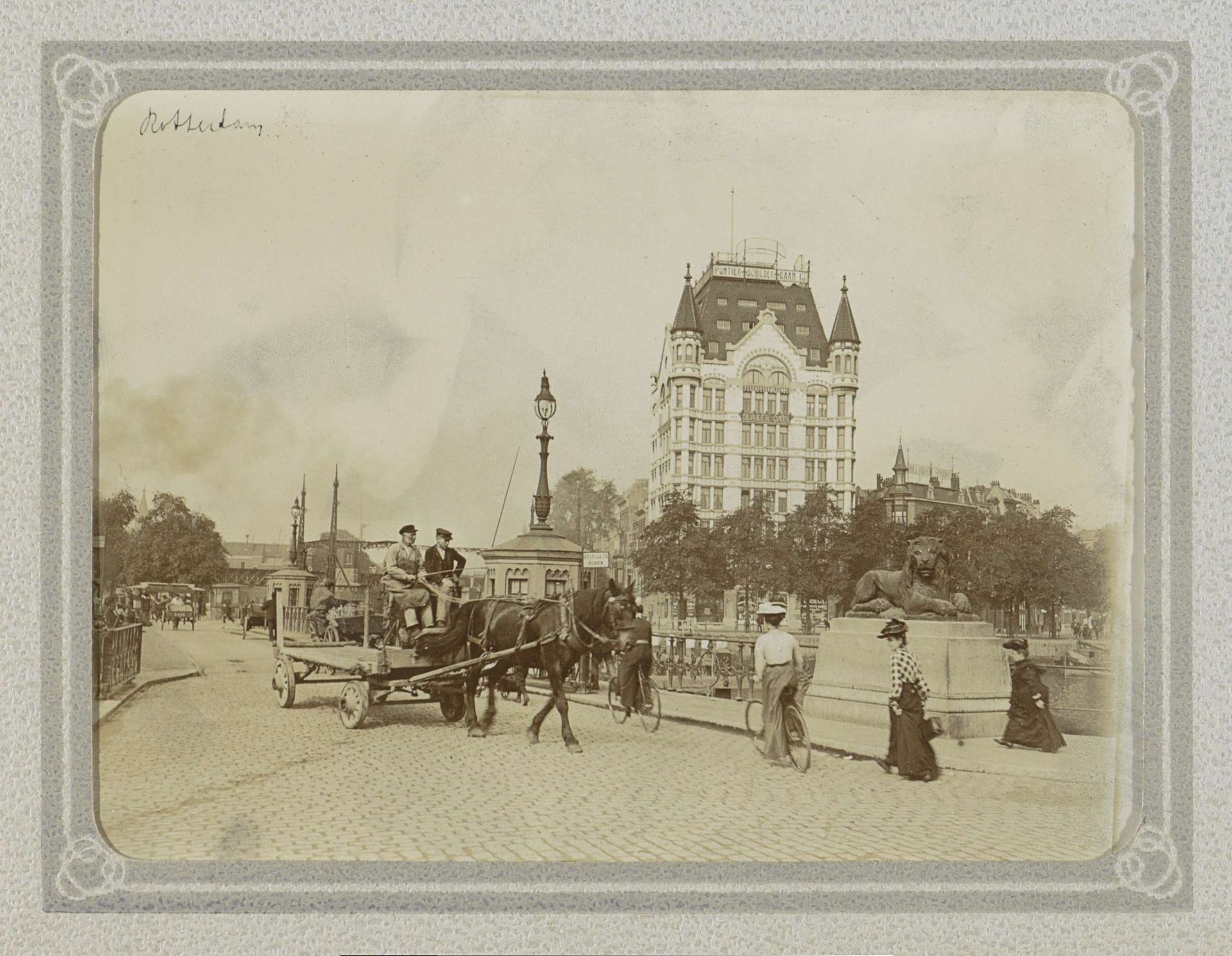 Straatbeeld in Rotterdam met op de achtergrond het Witte Huis by Folkert Idzes de Jong