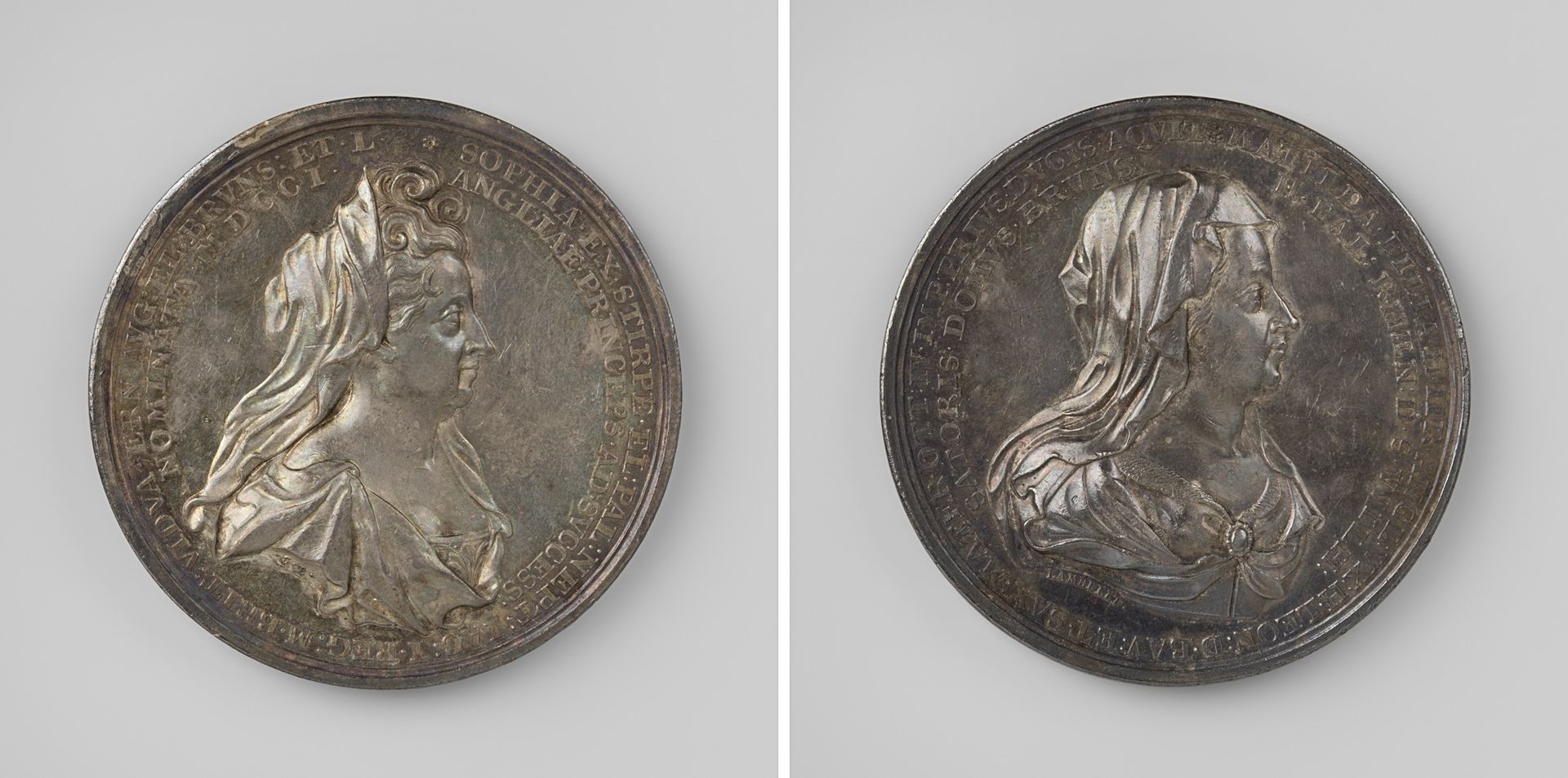 Sophia, kleindochter van Jacobus I, weduwe van de keurvorst van Braunschweig en Luneburg, claimt de Engelse troon. Mathilda, dochter van Hendrik II, koning van Engeland by Samuel Lambelet