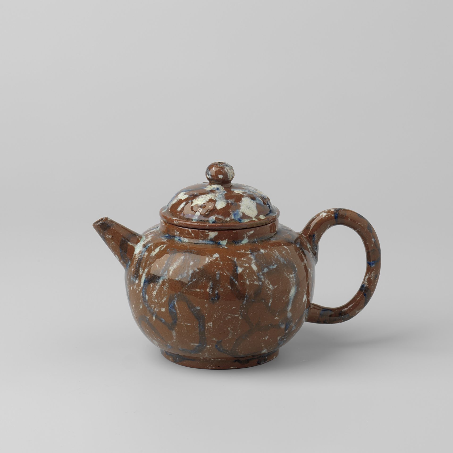 Deksel van theepot, blauw-wit gemarmerd by Jacobus de Caluwe