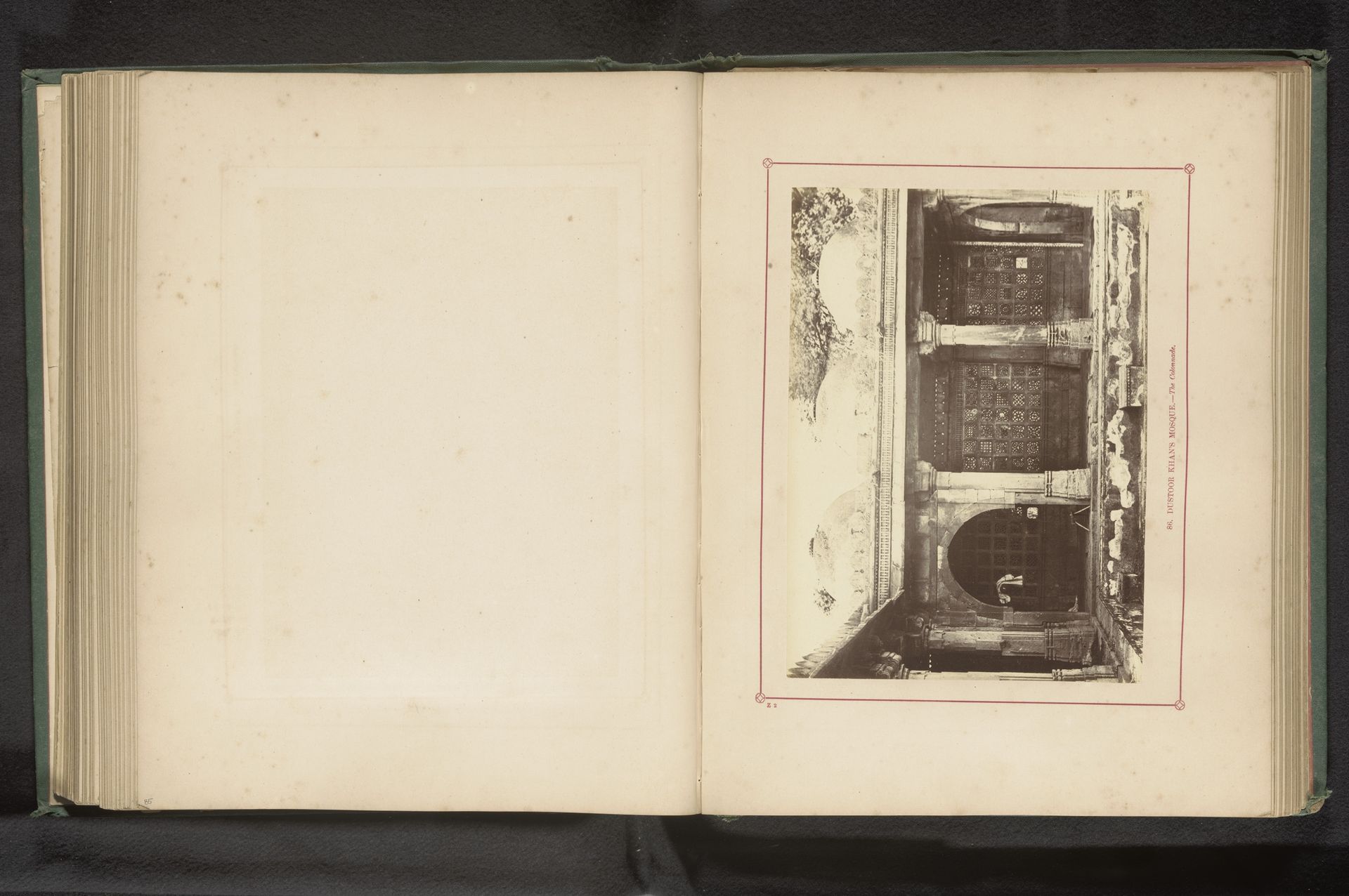 Zuilengalerij van de Dastur Khan-moskee in Ahmedabad by Thomas Biggs