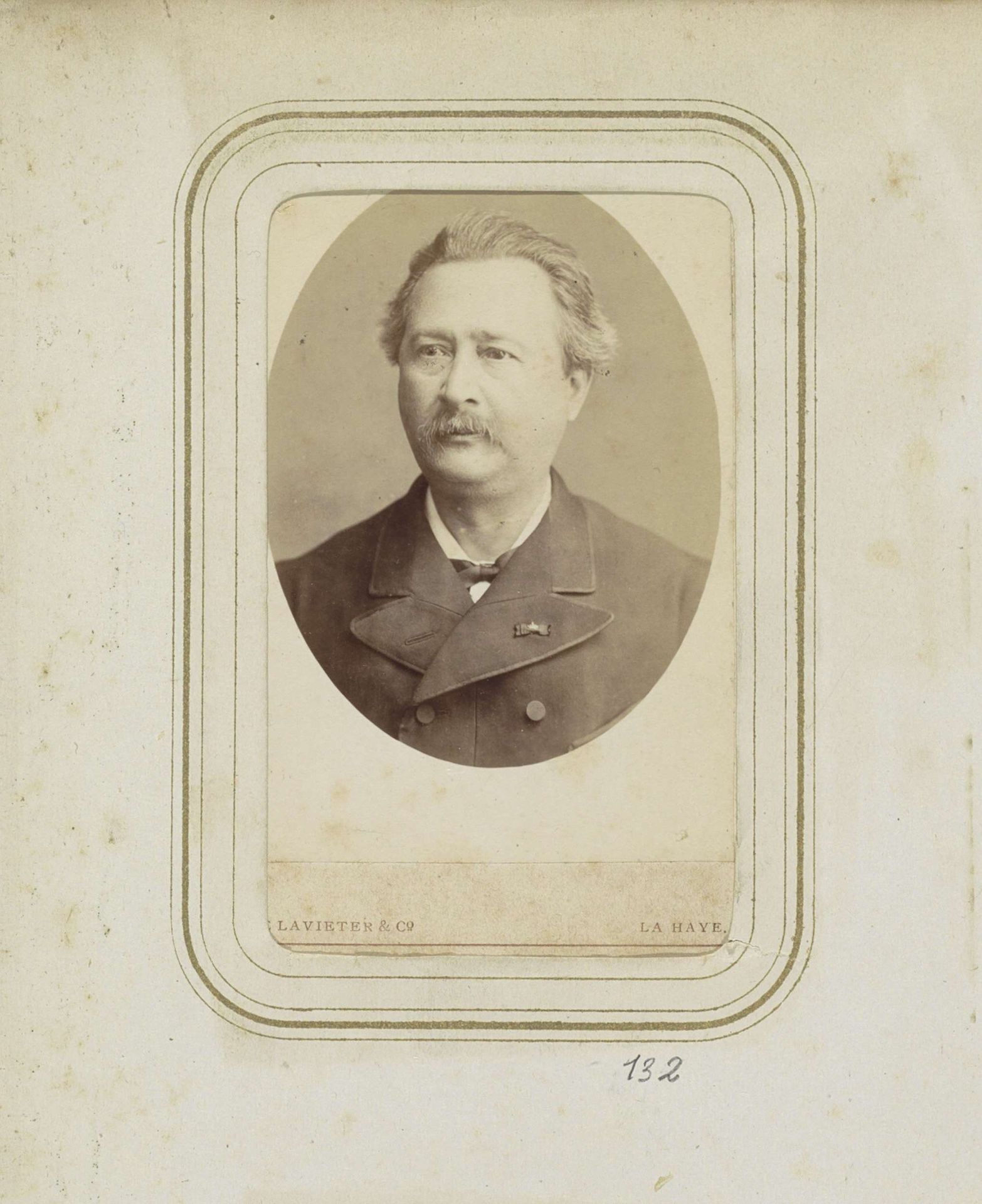 Portret van een man met een snor in een jas by De Lavieter & Co.