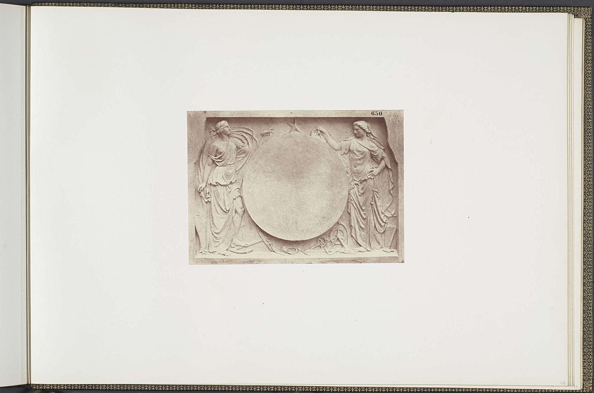Gipsmodellen voor beeldhouwwerken op het Palais du Louvre: "La Navigation commerciale et la Mécanique" door Joseph Pollet by Edouard Baldus