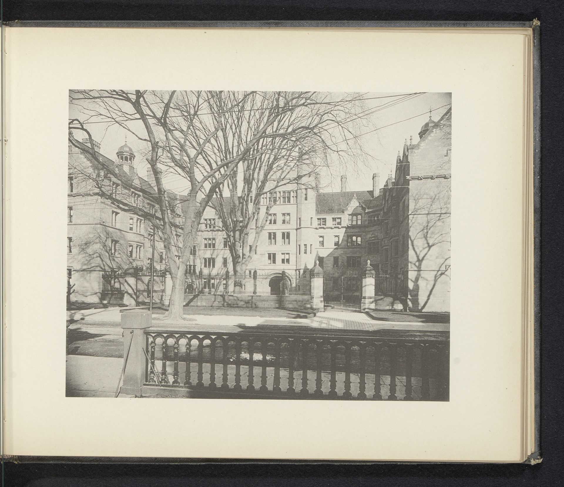 Exterieur van Vanderbilt Hall van Yale University te New Haven by Anonymous