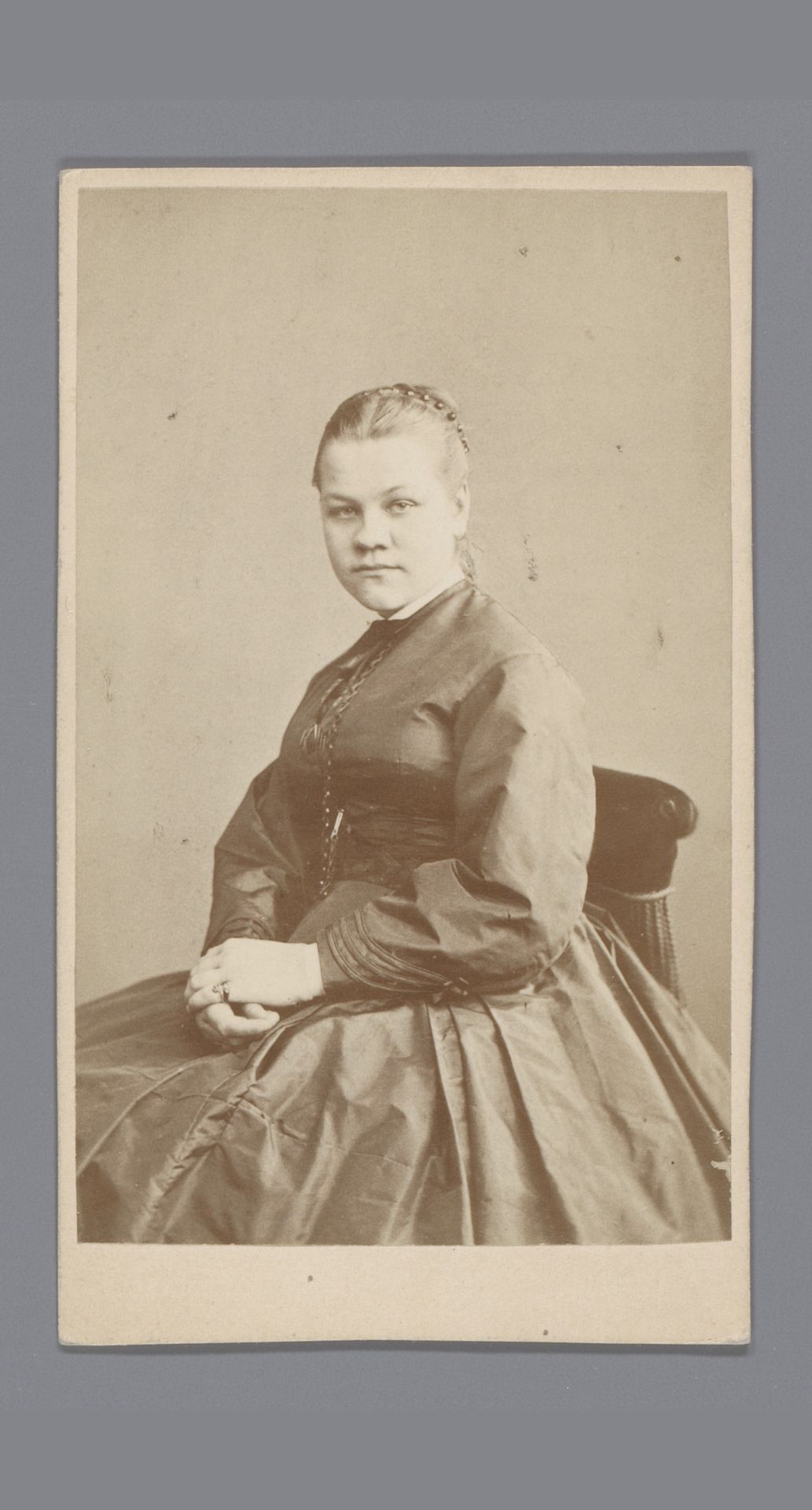 Portret van een onbekende zittende vrouw by Wilhelm Lundberg