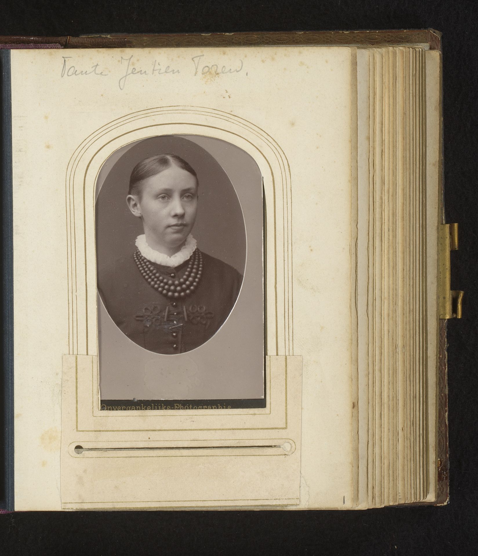 Portret van een vrouw, aangeduid als Jantien Toren by Ed. Radermacher