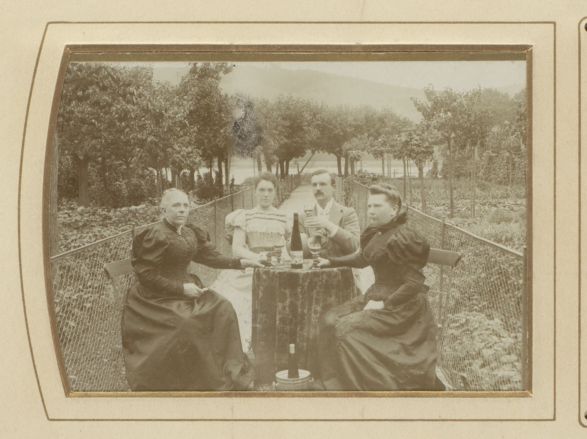 Gezelschap, zittend in een tuin te Horchheim by Arthur Pleimes