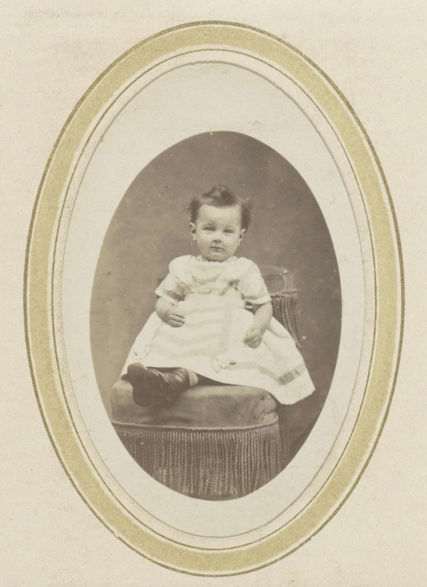 Portret van een peuter in een gestreepte jurk op een fauteuil by R. Becher