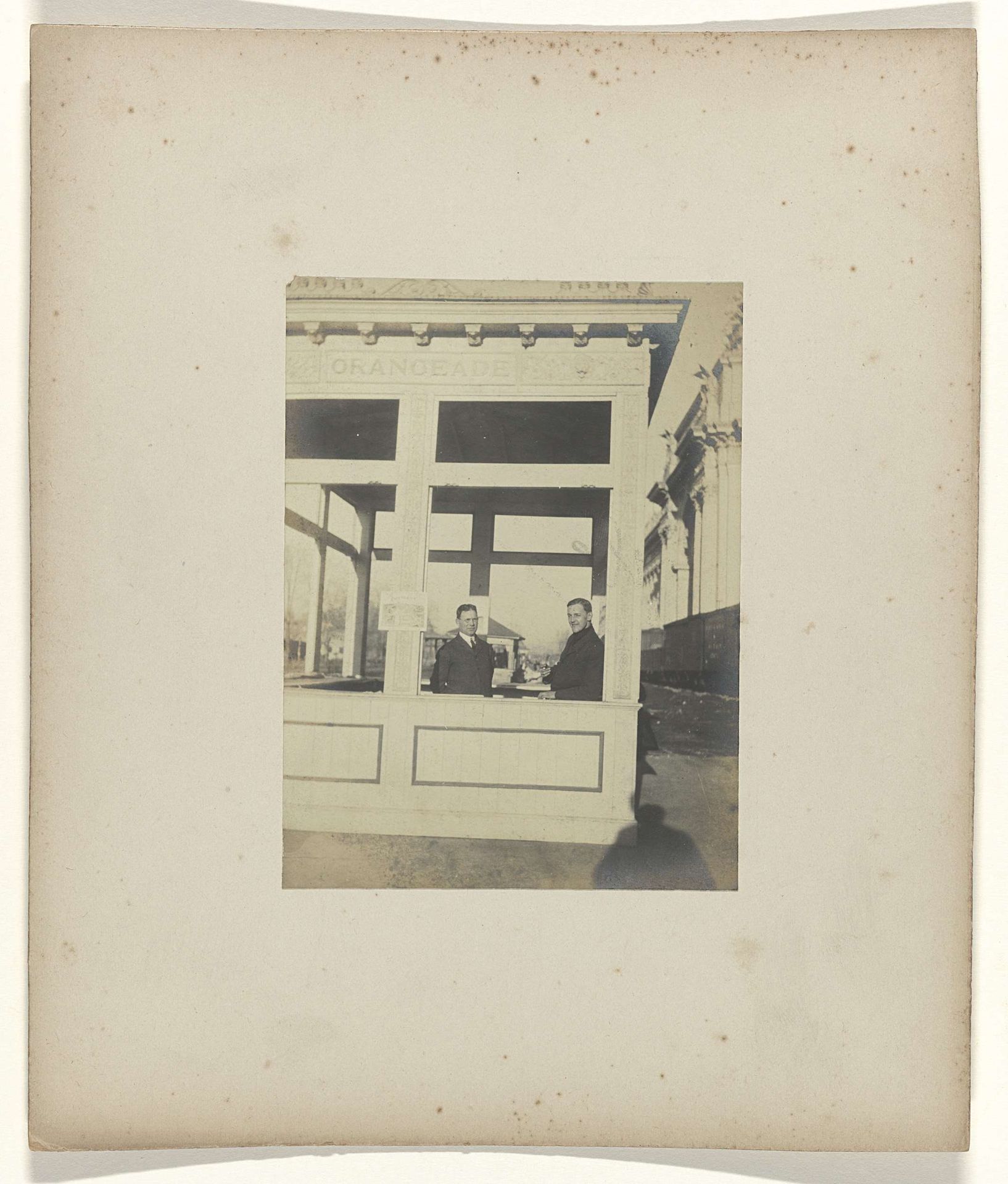 Tony Artz en een Bulgaarse collega van Jan C. Schüller in een limonadetentje op het terrein van de wereldtentoonstelling in St. Louis (Louisiana Purchase Exposition), 1904 by Jan Schüller