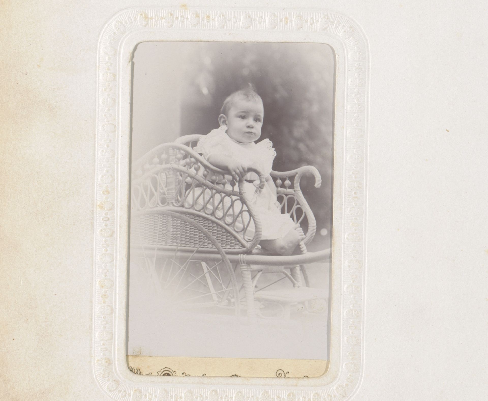 Portret van een zittende baby, aangeduid als Willem Doyer by Jan Anthonie Eelsingh