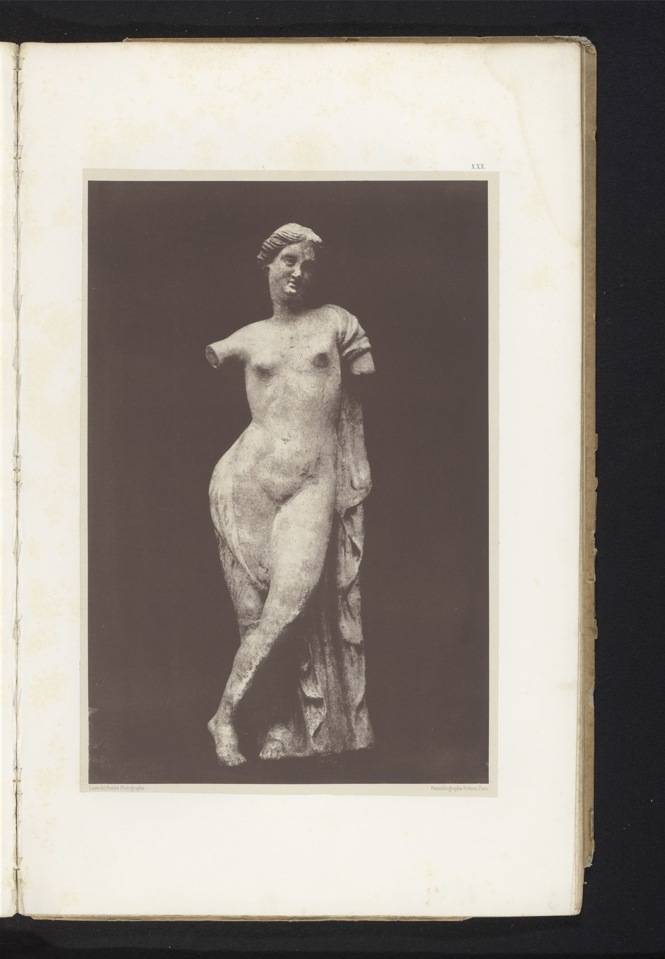 Terracotta sculptuur van Venus by Marcel Gustave Laverdet