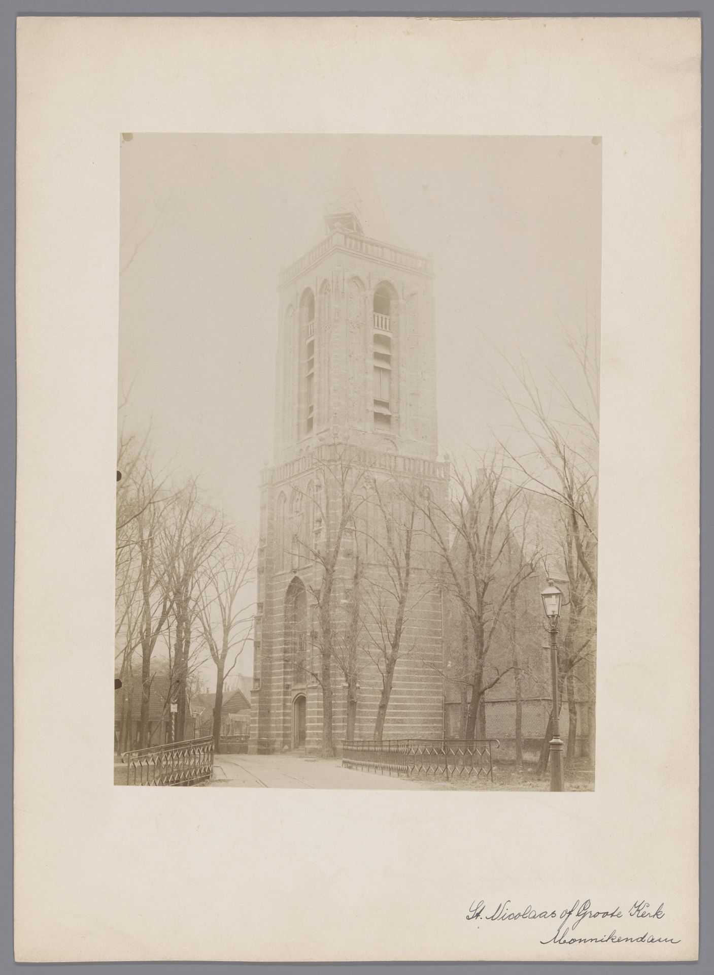 Toren van de Grote of Sint-Nicolaaskerk te Monnickendam by anoniem (Monumentenzorg)