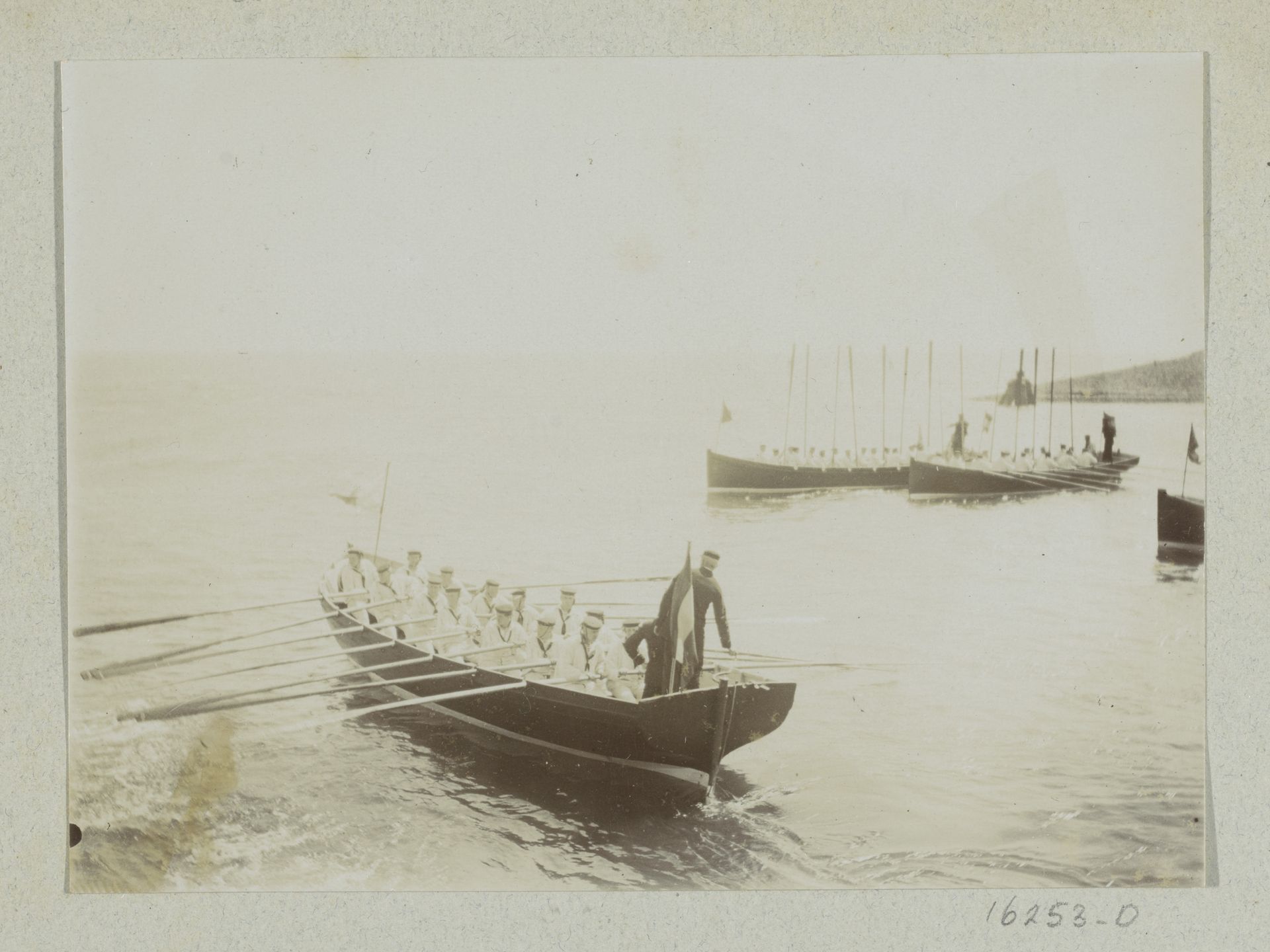 Matrozen roeien naar hun schip by Anonymous