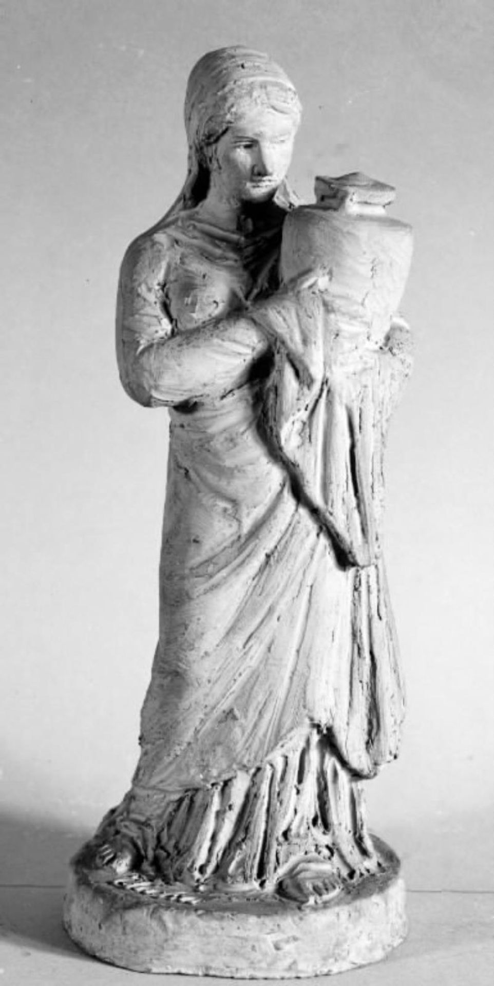 Elektra, stående med en krukke by Georg Christian Freund