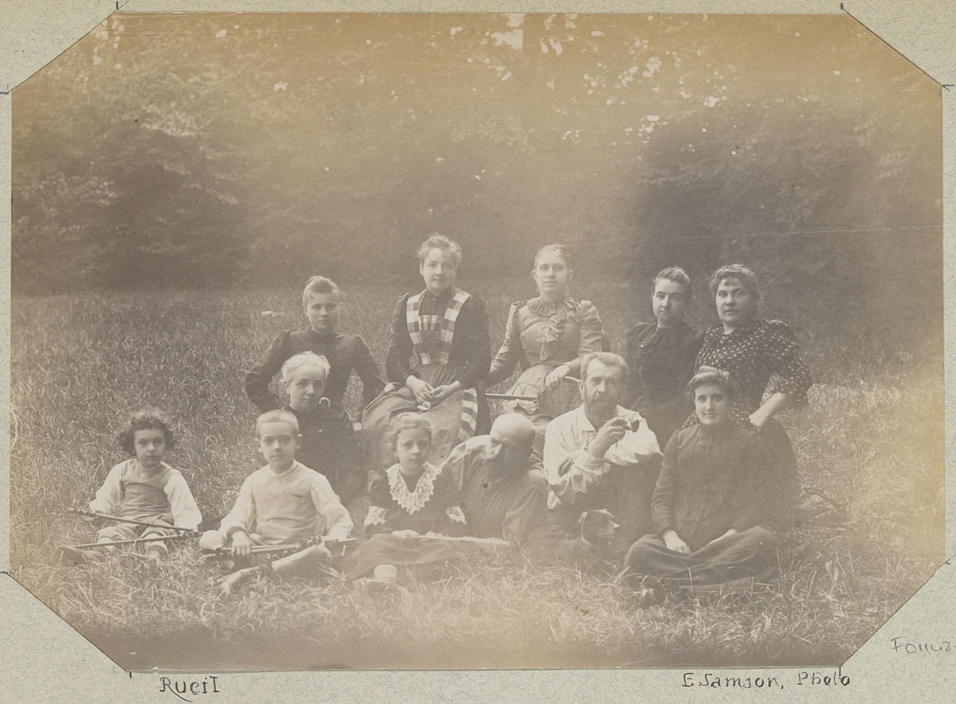 Groepsportret van een Franse familie op een gazon in Rueil by E. Samson