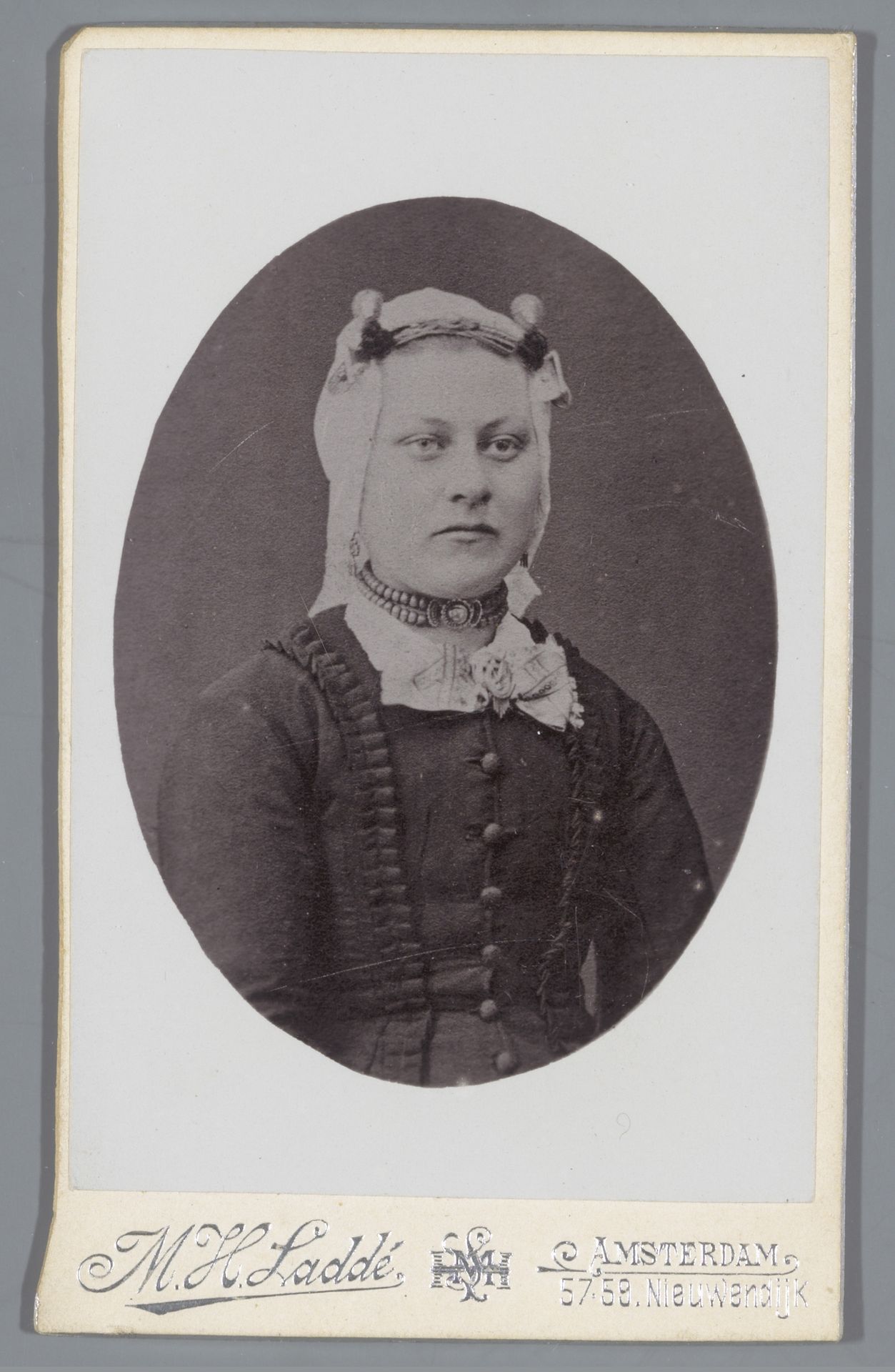 Portret van een onbekende vrouw, aangeduid als de vrouw van Jan Ton by Machiel Hendricus Laddé