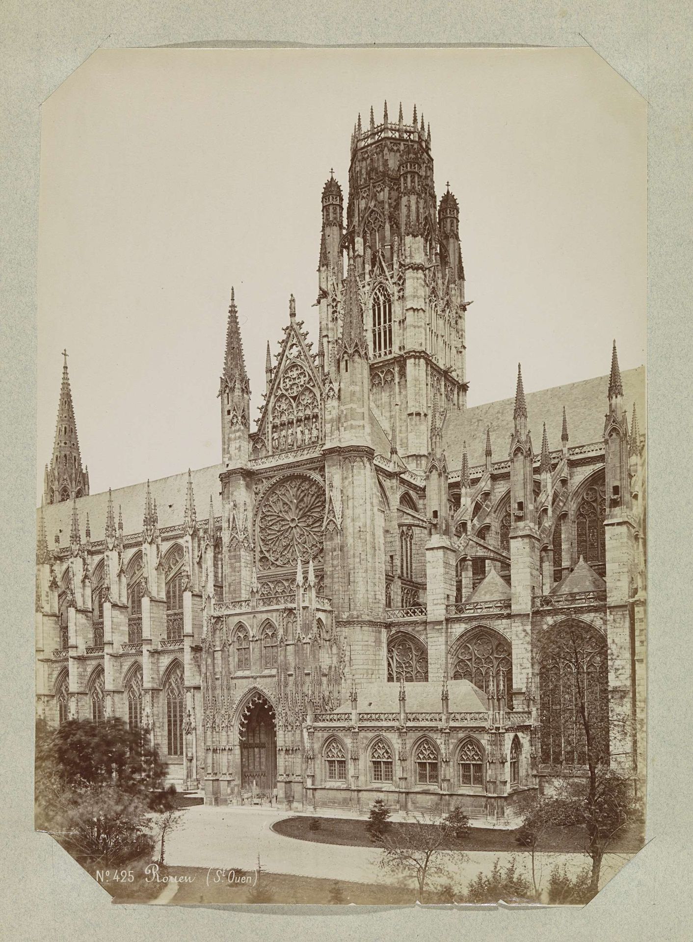 Gezicht op de zuidkant van de abdijkerk van Saint-Ouen in Rouen by Médéric Mieusement