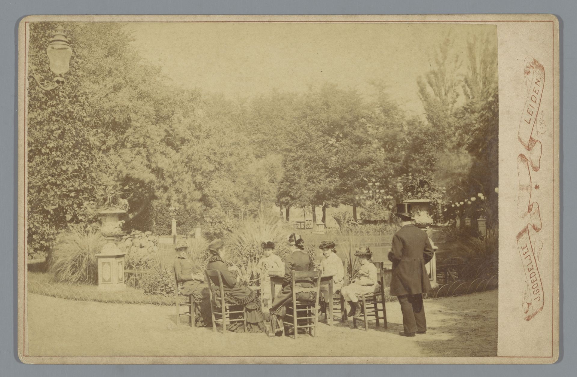 Gezelschap rond een tafel te Leiden by Jan Goedeljee