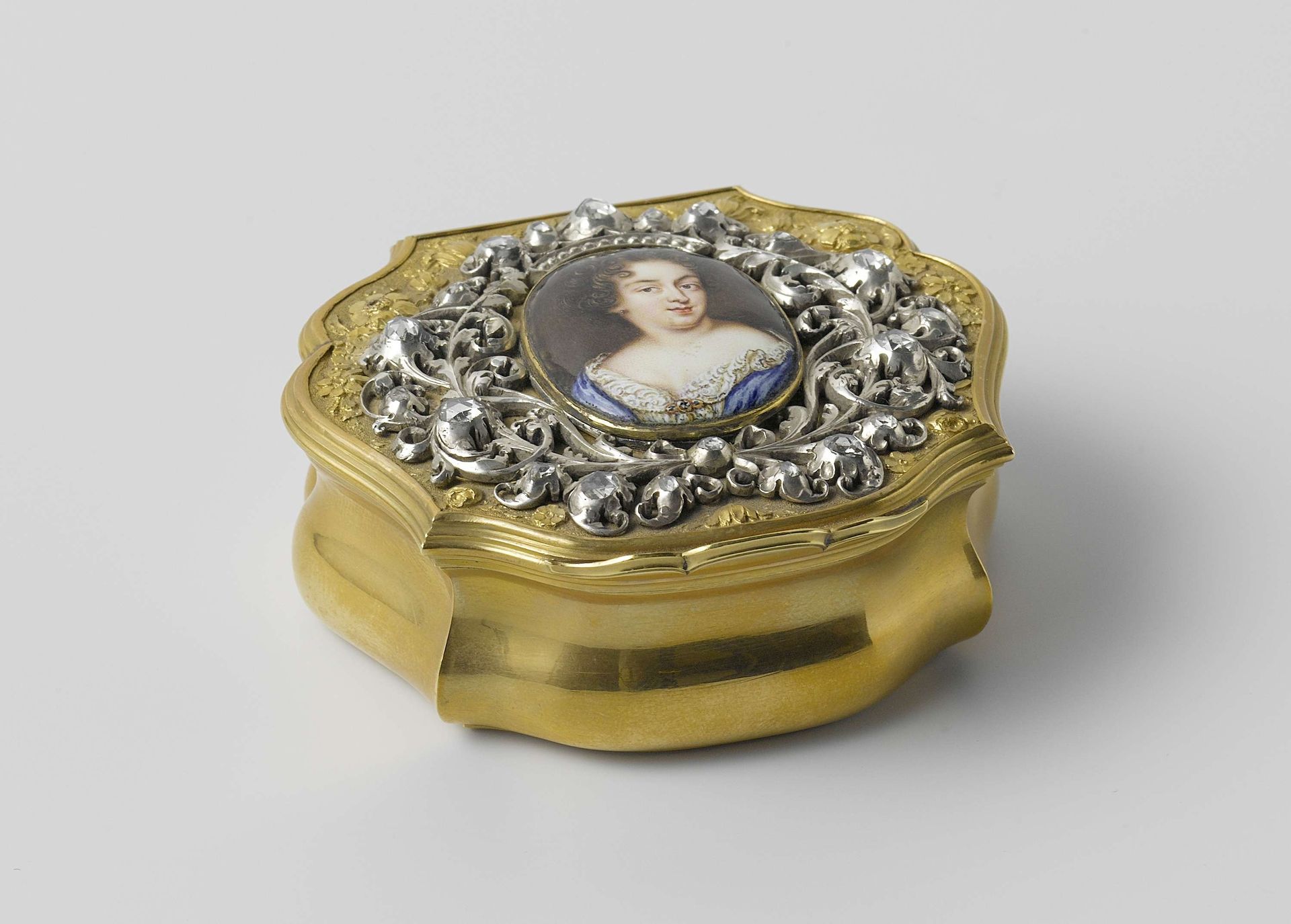 Snuffbox with a breast ornament with a portrait of Queen Mary by Henri La Pierre
