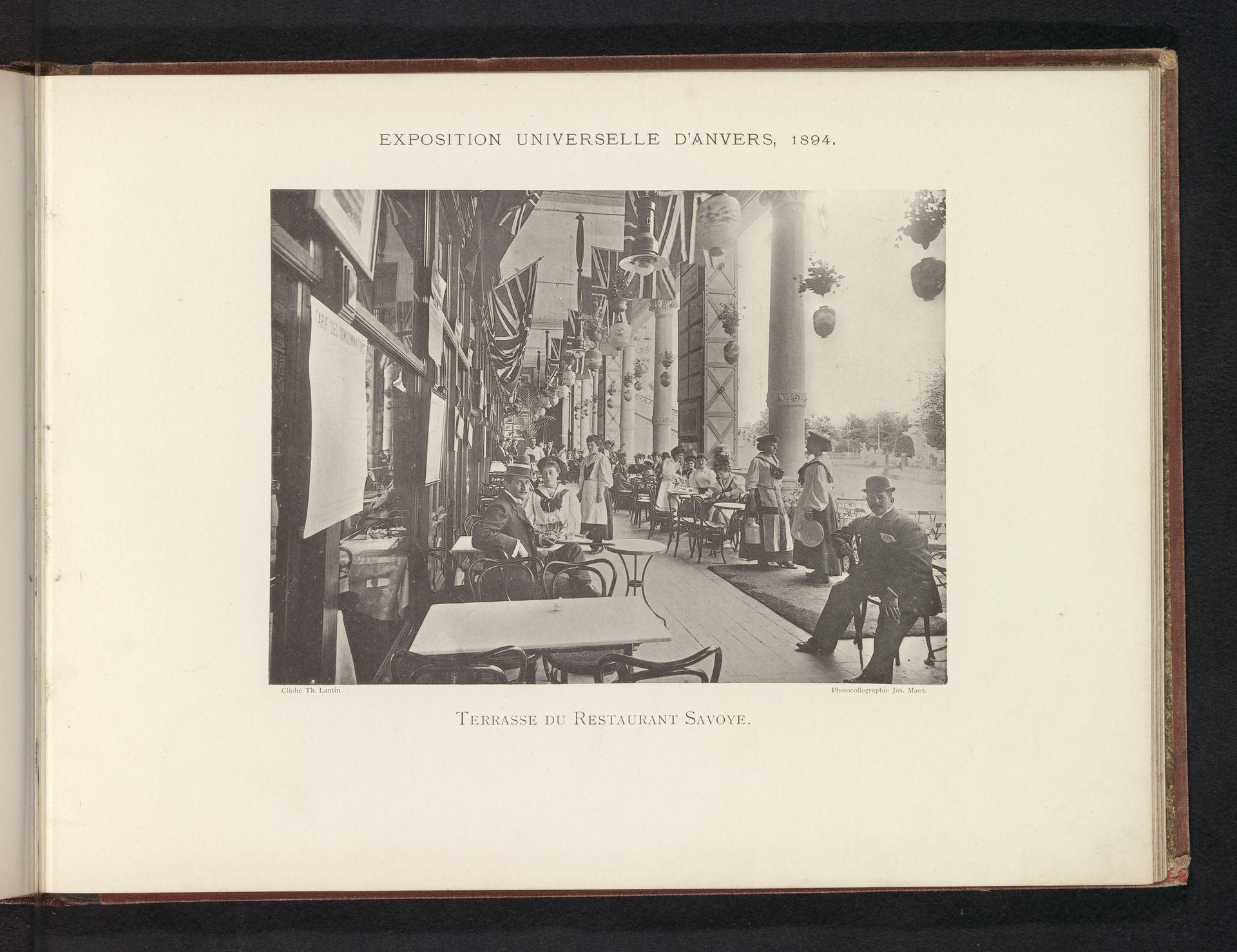 Terras van restaurant Savoye tijdens de wereldtentoonstelling te Antwerpen by Th. Lantin