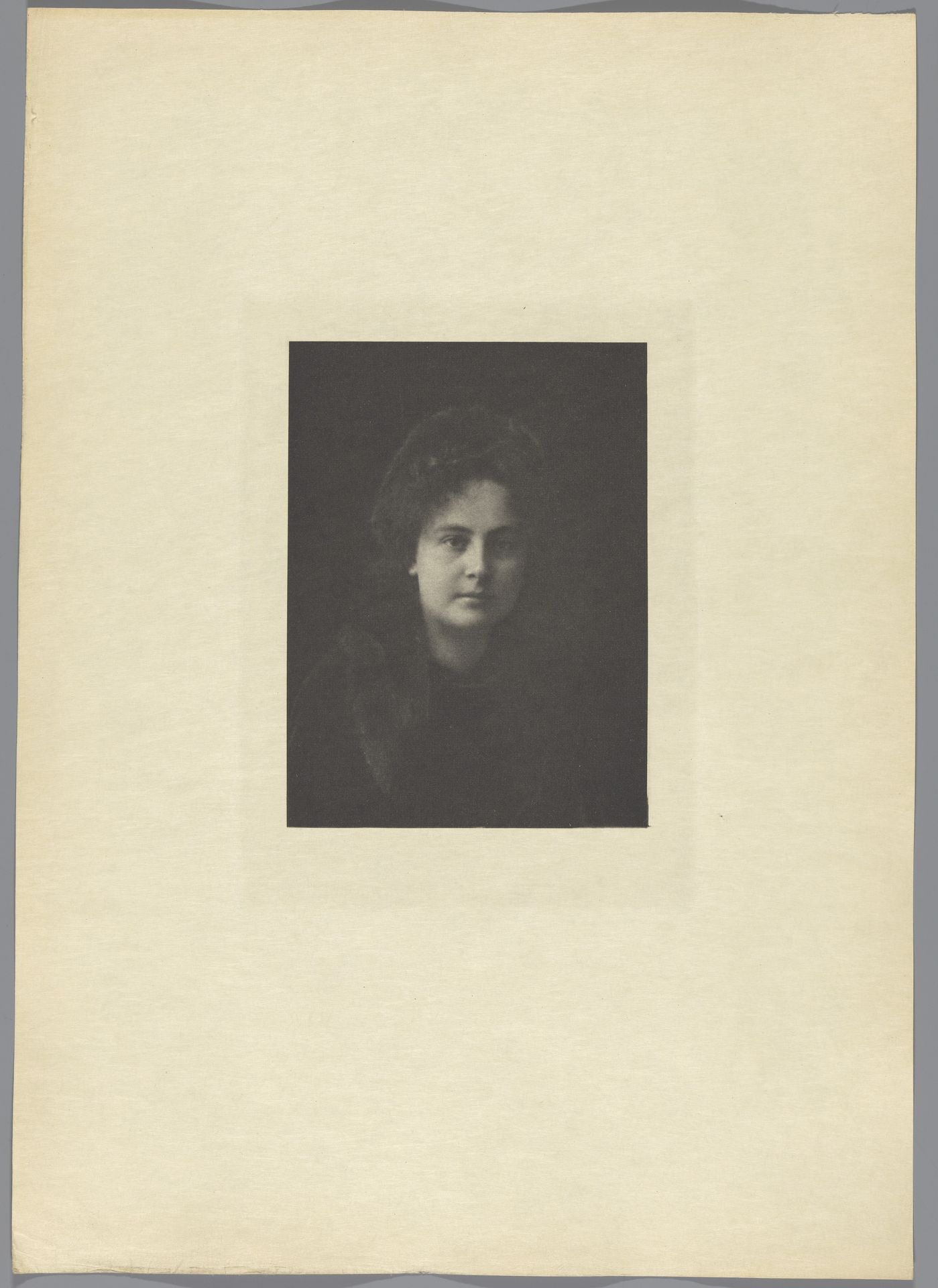 Portret van een onbekende jonge vrouw by Philipp von Schoeller