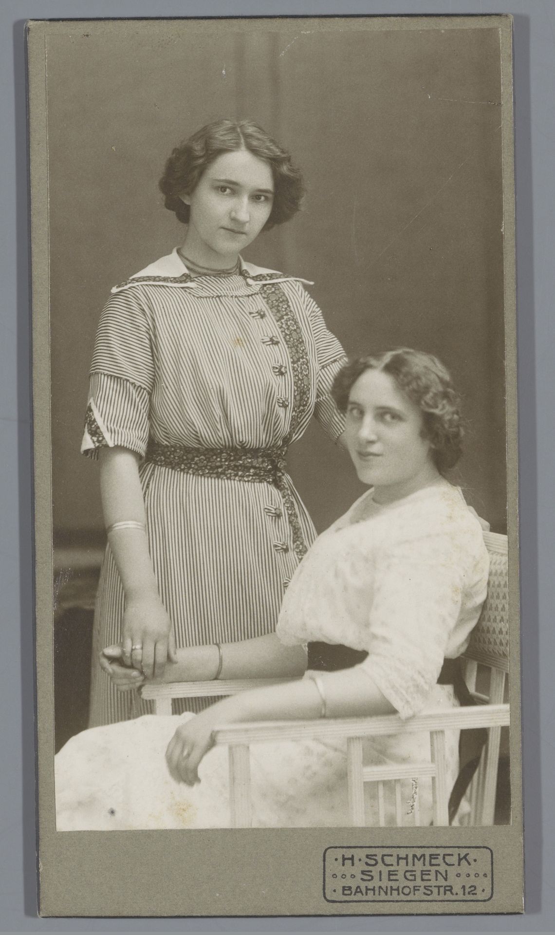 Portret van twee onbekende vrouwen by H. Schmeck