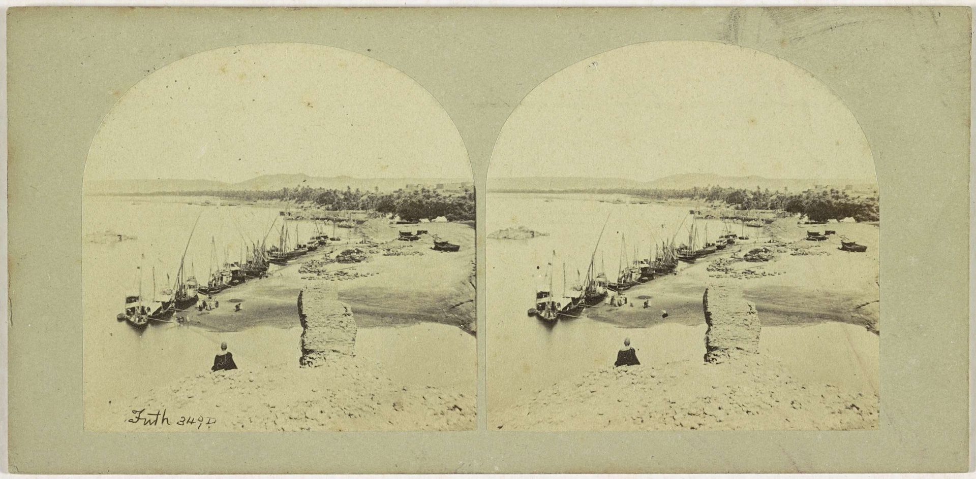 Gezicht op de haven van Aswan, Egypte by Francis Frith