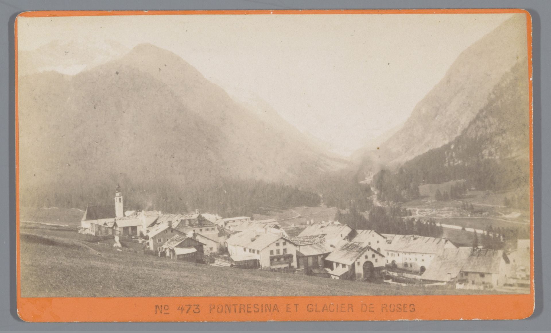 Gezicht op Pontresina en de Roseggletsjer, Zwitserland by E. Savioz